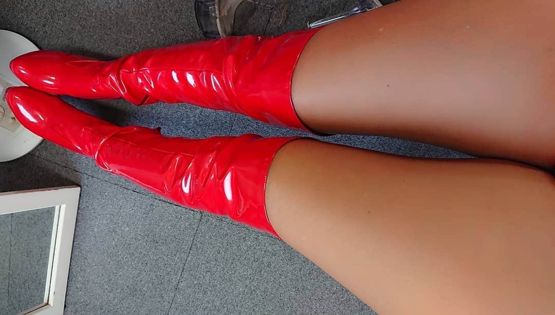 REIKAさんのインスタグラム写真 - (REIKAInstagram)「. 赤のニーハイ久しぶり♥️ . . #衣装 #ニーハイ #ニーハイブーツ #エナメル #赤 #boots #red」4月27日 16時00分 - reika_japan