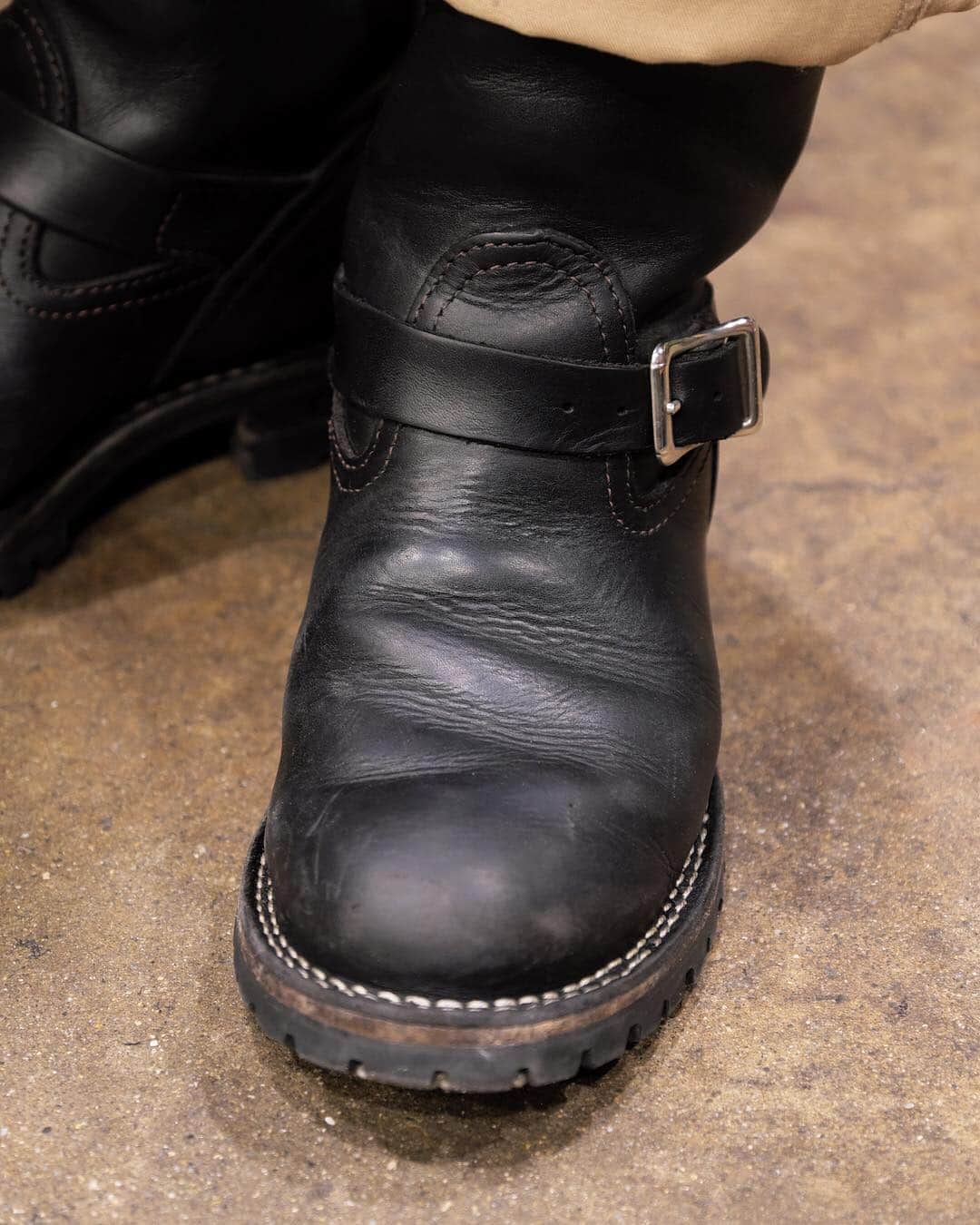 のインスタグラム：「. 【My WESCO! "Boss"】 先日入荷しましたスタンダードボスを履き込んだ際のイメージです。ここまで経年変化が進むと、新品や写真ではわからないウエスコの良さがしっかりと出ています。大阪店ではご試着も可能ですので、是非確かめてください！ . 【Information】 ☞ 大阪店では、DEHEN "2019AW COLLECTION"新作展示会開催中です！ ☞ WESCO JAPAN各店は、ゴールデンウィーク期間中も通常通り営業しております。  #wesco #madeinUSA #BOSS #7700入荷 #JOBMASTER #BK110入荷 #oregon #scappoose #wescojapan #wescoebisu #wescosetagaya #wescokanazawa」