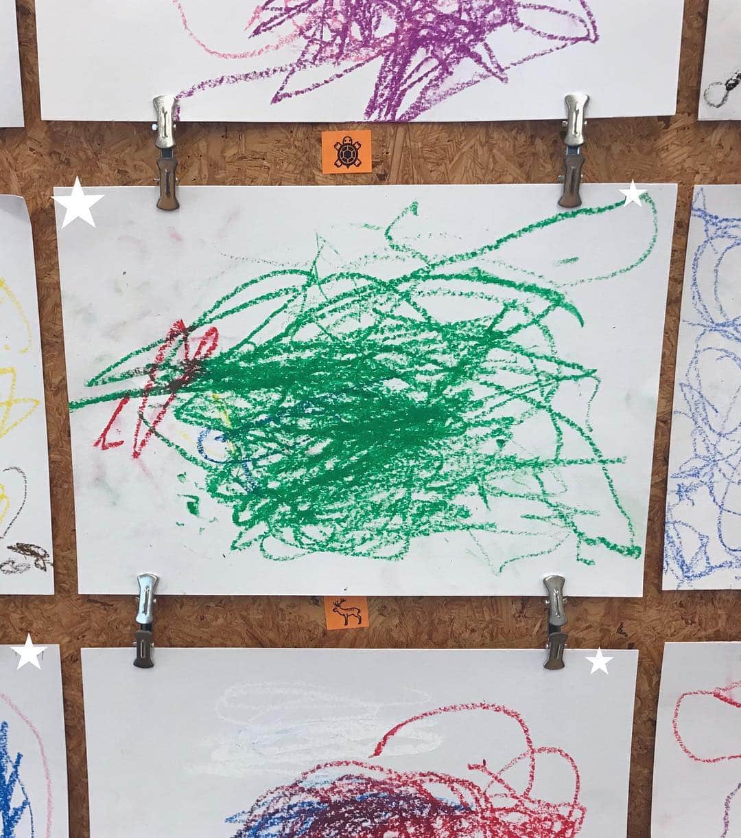 AMOさんのインスタグラム写真 - (AMOInstagram)「息子が幼稚園で描いた初めての作品。🖍 遠目からでもすぐわかったよ、 大好きなみどりを全面に🥦🥦🥦 やっぱりうちの子でした。😂 ゴールデンウィークがスタート！ せっかく慣れてきて毎日楽しめている幼稚園での日常と 早寝早起きの生活リズムが、 この10連休でリセットされないか心配だけど🙄 楽しいお休みにしよう！🌈 皆さんは どこ行く 何するのかな？」4月27日 10時43分 - amo_whale