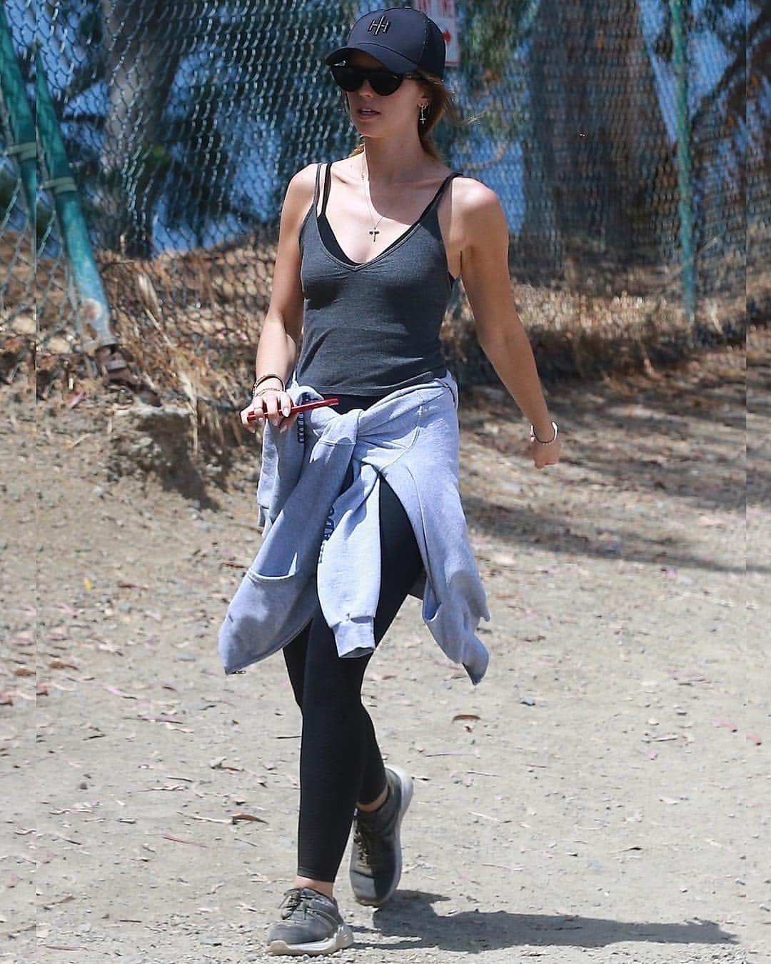 Just Jaredさんのインスタグラム写真 - (Just JaredInstagram)「@katherineschwarzenegger steps out for a hike before meeting with family for lunch in LA! #KatherineSchwarzenegger Photos: Backgrid」4月27日 10時42分 - justjared