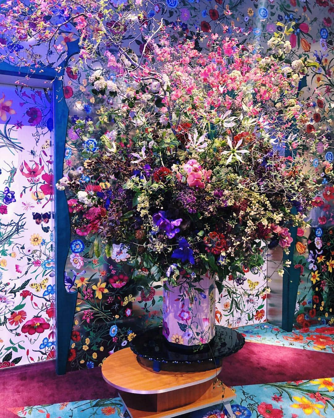 AMIさんのインスタグラム写真 - (AMIInstagram)「G U C C I F L O R A T W I N S💐  @gucci  1960年代から現在までのアーカイブアイテムの FLORA作品の数々が展示されているよ✨アーカイブアイテムが日本にくるのは初なんだって😳💖FLORA柄はエネルギッシュで上品で、本当に美しい👏 gucci twins codeで👭⚡️ 5/12までグッチ銀座７Fでinstallationしてるからぜひ行ってミテネ🌼  #gucciflora」4月27日 10時51分 - amixxamiaya