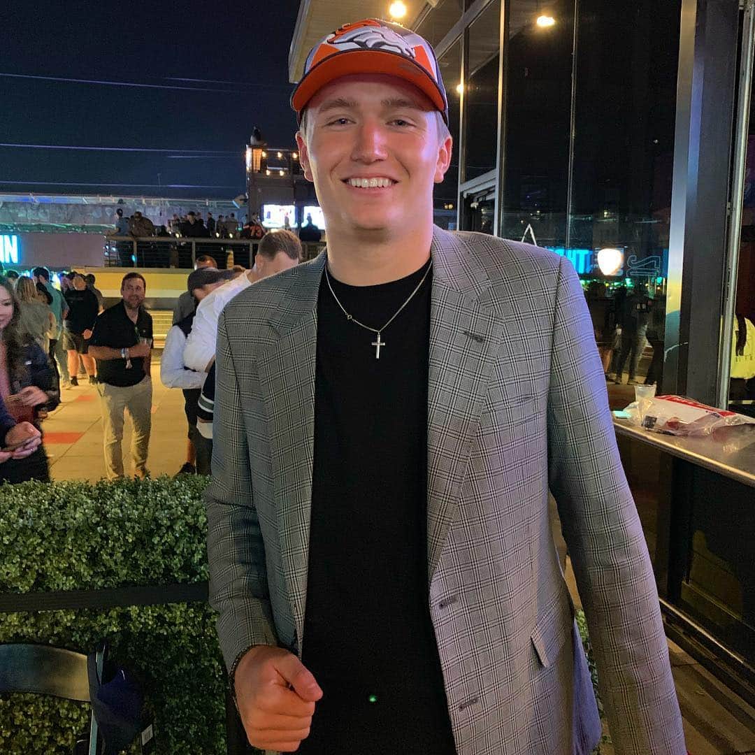 アメリカン・ブロードキャスティング・カンパニーのインスタグラム：「@drewlock23 just stopped by to talk to @mariataylor & @jessepalmer about being drafted! Congrats, Drew!」