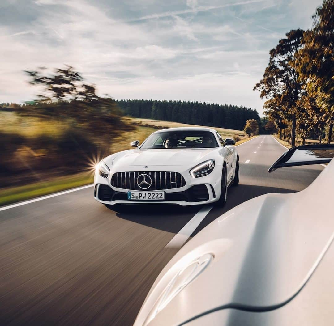 メルセデス・ベンツさんのインスタグラム写真 - (メルセデス・ベンツInstagram)「Partners in crime 🔥 📸: @dennisnoten for #MBsocialcar ______________________________ [Mercedes-AMG GT R | Kraftstoffverbrauch kombiniert: 12,4 l/100 km | CO2-Emissionen kombiniert: 284 g/km | mb4.me/RechtlicherHinweis] . #MercedesAMG #AMG #GTR #cars247 #car #cars #awesomecars #carsofinstagram #amazingcars #DrivingPerformance #supercars」4月27日 11時00分 - mercedesbenz