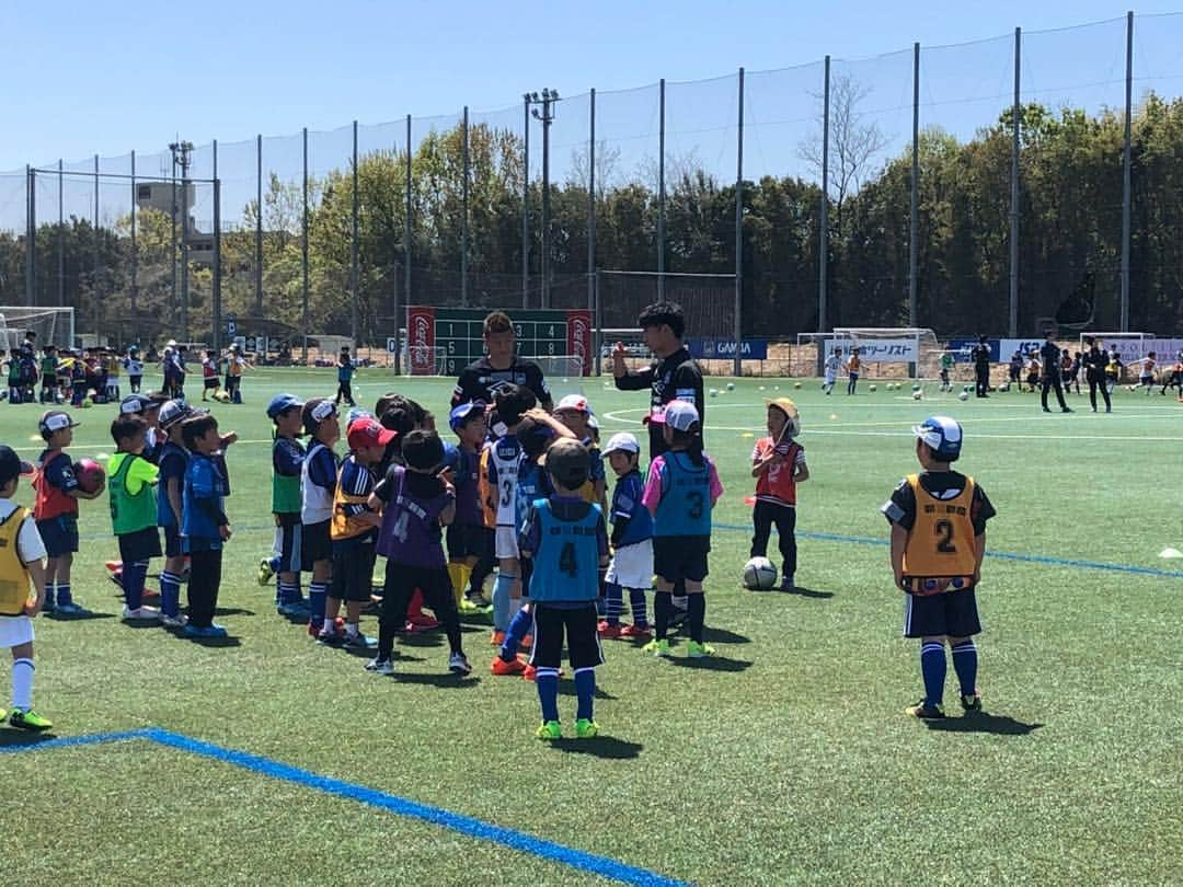 播戸竜二さんのインスタグラム写真 - (播戸竜二Instagram)「『サッカー教室』 ・ 朝日新聞さん×大阪モノレールさん×ガンバ大阪さんのイベントに参加してきました！ ・ こういうイベントに参加できるのは幸せで、いろいろな人達が笑顔になれるように俺も楽しみます！😁 ・ 子供達と触れ合うのも、なかなかうまくなってきたかな。（笑） ・ ばんちゃん！ってみんなに呼んでもらってます！ ・ 教えるとかじゃなく、一緒に楽しむ感じです！ ・ ・ 久しぶりに着たガンバの練習着。1998年に新人で入り、プロとして初めて着た練習着⚽️ ・ スタッフ用なので色は変わってしまったけど、選手以外で着る初めての練習着でした⚽️ ・ またいろいろ新鮮な気持ちになり、昔の気持ちを思い出しました！ ・ これからどうなるのかは、いろいろな事が関わってくるのでわからないけど、頂けるお仕事に全力で取り組み、楽しみ、楽しんでもらえるように、精一杯ガンバっていきます！ ・ 今はJリーグを盛り上げる立場なので、どのチームの練習着でも着るので、オファーお待ちしています！（笑） ・ いろいろな場所に行き、サッカー、Jリーグを盛り上げたい！ ・ 盛り上げ隊！（笑） ・ ・ #朝日新聞 #大阪モノレール #ガンバ大阪 #最高の天気 #幸せ #サッカーは素晴らしい #Jリーグ男子マネージャー #マネージャーじゃないか #Jリーグ盛り上げ隊 #自称ね #笑顔 #どこでも行きます #どこでも行き隊」4月27日 10時55分 - ryuji_bando