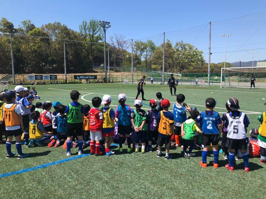 播戸竜二さんのインスタグラム写真 - (播戸竜二Instagram)「『サッカー教室』 ・ 朝日新聞さん×大阪モノレールさん×ガンバ大阪さんのイベントに参加してきました！ ・ こういうイベントに参加できるのは幸せで、いろいろな人達が笑顔になれるように俺も楽しみます！😁 ・ 子供達と触れ合うのも、なかなかうまくなってきたかな。（笑） ・ ばんちゃん！ってみんなに呼んでもらってます！ ・ 教えるとかじゃなく、一緒に楽しむ感じです！ ・ ・ 久しぶりに着たガンバの練習着。1998年に新人で入り、プロとして初めて着た練習着⚽️ ・ スタッフ用なので色は変わってしまったけど、選手以外で着る初めての練習着でした⚽️ ・ またいろいろ新鮮な気持ちになり、昔の気持ちを思い出しました！ ・ これからどうなるのかは、いろいろな事が関わってくるのでわからないけど、頂けるお仕事に全力で取り組み、楽しみ、楽しんでもらえるように、精一杯ガンバっていきます！ ・ 今はJリーグを盛り上げる立場なので、どのチームの練習着でも着るので、オファーお待ちしています！（笑） ・ いろいろな場所に行き、サッカー、Jリーグを盛り上げたい！ ・ 盛り上げ隊！（笑） ・ ・ #朝日新聞 #大阪モノレール #ガンバ大阪 #最高の天気 #幸せ #サッカーは素晴らしい #Jリーグ男子マネージャー #マネージャーじゃないか #Jリーグ盛り上げ隊 #自称ね #笑顔 #どこでも行きます #どこでも行き隊」4月27日 10時55分 - ryuji_bando