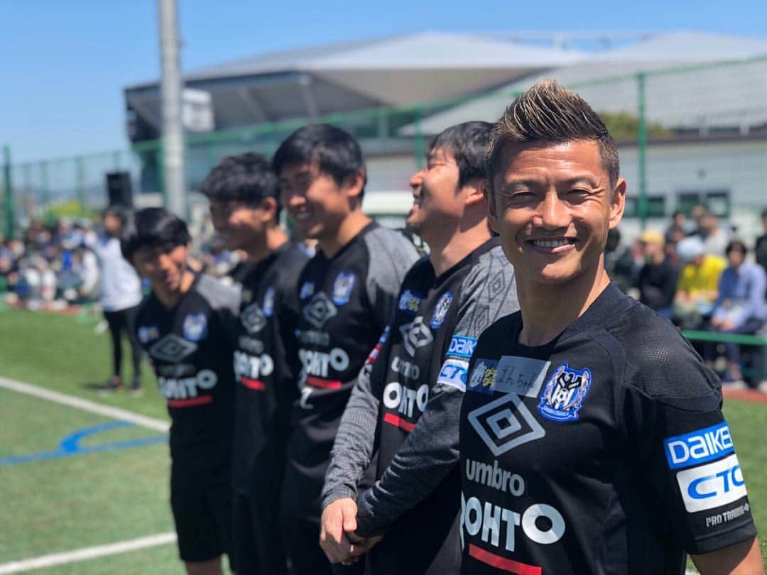 播戸竜二さんのインスタグラム写真 - (播戸竜二Instagram)「『サッカー教室』 ・ 朝日新聞さん×大阪モノレールさん×ガンバ大阪さんのイベントに参加してきました！ ・ こういうイベントに参加できるのは幸せで、いろいろな人達が笑顔になれるように俺も楽しみます！😁 ・ 子供達と触れ合うのも、なかなかうまくなってきたかな。（笑） ・ ばんちゃん！ってみんなに呼んでもらってます！ ・ 教えるとかじゃなく、一緒に楽しむ感じです！ ・ ・ 久しぶりに着たガンバの練習着。1998年に新人で入り、プロとして初めて着た練習着⚽️ ・ スタッフ用なので色は変わってしまったけど、選手以外で着る初めての練習着でした⚽️ ・ またいろいろ新鮮な気持ちになり、昔の気持ちを思い出しました！ ・ これからどうなるのかは、いろいろな事が関わってくるのでわからないけど、頂けるお仕事に全力で取り組み、楽しみ、楽しんでもらえるように、精一杯ガンバっていきます！ ・ 今はJリーグを盛り上げる立場なので、どのチームの練習着でも着るので、オファーお待ちしています！（笑） ・ いろいろな場所に行き、サッカー、Jリーグを盛り上げたい！ ・ 盛り上げ隊！（笑） ・ ・ #朝日新聞 #大阪モノレール #ガンバ大阪 #最高の天気 #幸せ #サッカーは素晴らしい #Jリーグ男子マネージャー #マネージャーじゃないか #Jリーグ盛り上げ隊 #自称ね #笑顔 #どこでも行きます #どこでも行き隊」4月27日 10時55分 - ryuji_bando
