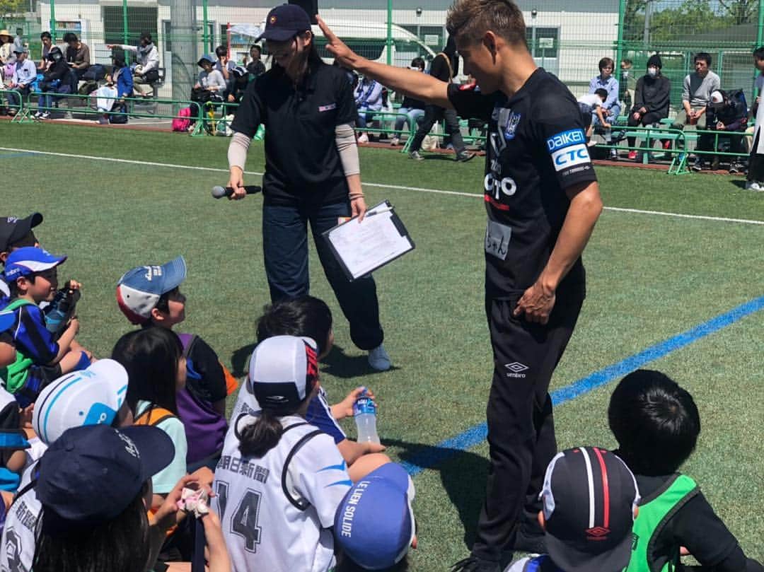 播戸竜二さんのインスタグラム写真 - (播戸竜二Instagram)「『サッカー教室』 ・ 朝日新聞さん×大阪モノレールさん×ガンバ大阪さんのイベントに参加してきました！ ・ こういうイベントに参加できるのは幸せで、いろいろな人達が笑顔になれるように俺も楽しみます！😁 ・ 子供達と触れ合うのも、なかなかうまくなってきたかな。（笑） ・ ばんちゃん！ってみんなに呼んでもらってます！ ・ 教えるとかじゃなく、一緒に楽しむ感じです！ ・ ・ 久しぶりに着たガンバの練習着。1998年に新人で入り、プロとして初めて着た練習着⚽️ ・ スタッフ用なので色は変わってしまったけど、選手以外で着る初めての練習着でした⚽️ ・ またいろいろ新鮮な気持ちになり、昔の気持ちを思い出しました！ ・ これからどうなるのかは、いろいろな事が関わってくるのでわからないけど、頂けるお仕事に全力で取り組み、楽しみ、楽しんでもらえるように、精一杯ガンバっていきます！ ・ 今はJリーグを盛り上げる立場なので、どのチームの練習着でも着るので、オファーお待ちしています！（笑） ・ いろいろな場所に行き、サッカー、Jリーグを盛り上げたい！ ・ 盛り上げ隊！（笑） ・ ・ #朝日新聞 #大阪モノレール #ガンバ大阪 #最高の天気 #幸せ #サッカーは素晴らしい #Jリーグ男子マネージャー #マネージャーじゃないか #Jリーグ盛り上げ隊 #自称ね #笑顔 #どこでも行きます #どこでも行き隊」4月27日 10時55分 - ryuji_bando