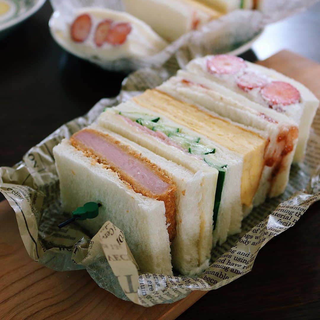 ゆかり/yukariのインスタグラム：「朝ごはん ハムカツ、ベーコンチーズきゅうり、厚焼き玉子、クリームチーズとイチゴジャム、生クリームいちご サンドイッチ難しいです。 なんかこう、、めしゃって…グシャッて…なります。 子供達には好評だから、作りますけれど。 * * * #おうちごはん #うちごはん #朝ごはん #あさごはん #朝食 #料理 #手料理 #食卓 #自炊 #家庭料理 #料理好きな人と繋がりたい #暮らし #テーブルコーディネート #おうちごはんLover #food #japanesefood #foodpic #料理記録 #和食 #一汁一菜 #今日の朝ごはん #ていねいな暮らし」