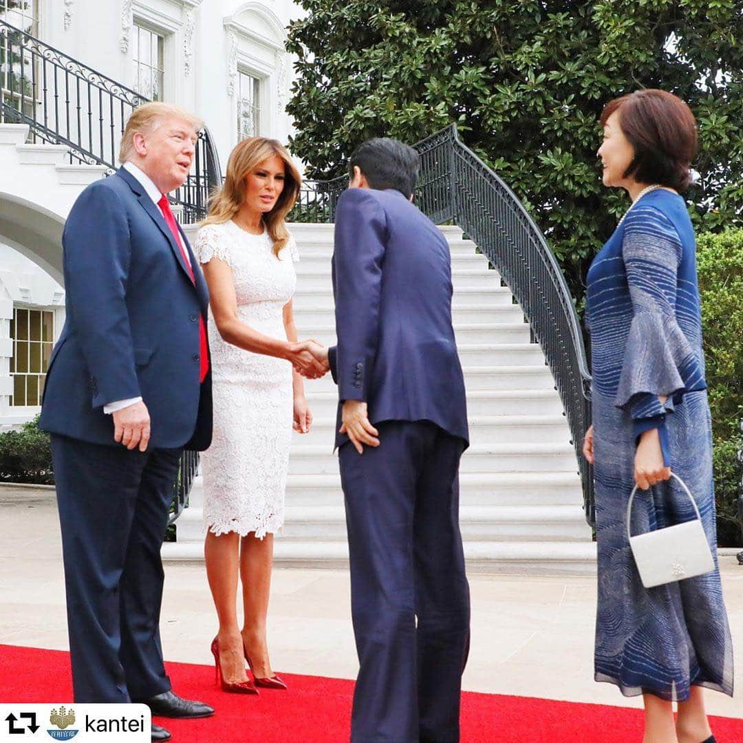 安倍晋三さんのインスタグラム写真 - (安倍晋三Instagram)「Happy Birthday, Melania! Have a wonderful birthday filled with joy and happiness. . #メラニア夫人 #お誕生日おめでとうございます #happybirthday @flotus #firstlady #SummitMeeting with @realdonaldtrump  #🇯🇵#🤝#🇺🇸 #日米首脳会談 #whitehouse @shinzoabe @akieabe」4月27日 11時02分 - shinzoabe