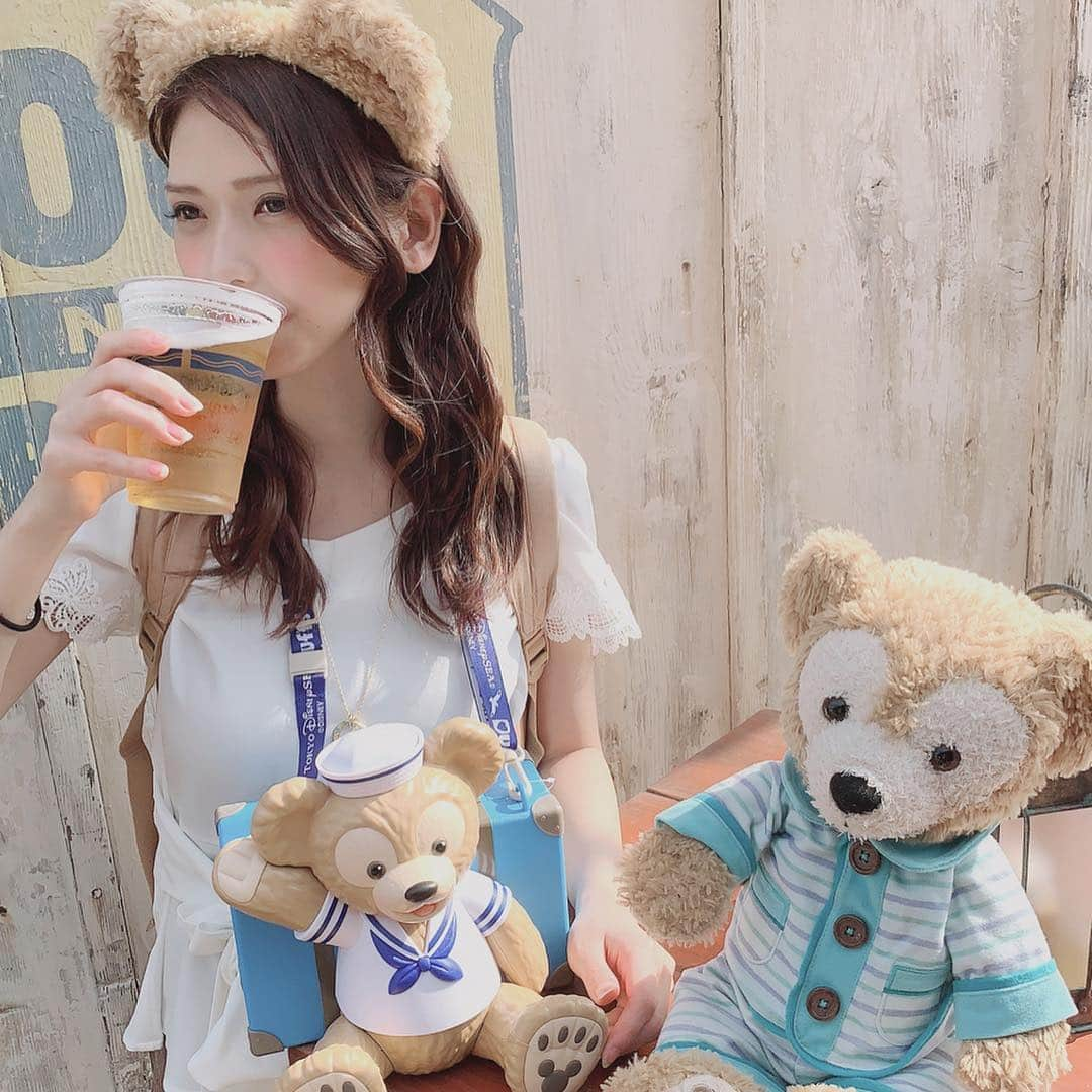 大見さなえさんのインスタグラム写真 - (大見さなえInstagram)「ディズニーシー😍夢の国での ビール最高🤤🍻💓 ・ 今回は大好きなダッフィコーデで🐻🌸 シーで必ず食べるのが、ポップコーンの ミルクチョコレート味とハニー味🍯🍿 常につまみながら歩けるのと、珍しいフレーバーだから ここぞと2回ずつ食べた😂🍯 ・ あとはスモークターキーレッグ、うきわまん ホライズンベイのハンバーグセットなど☺️💓 ・ シーだったらお酒もあるから、大人の楽しみ方もできる🍻 同じ理系クラスだった友達と(*^^*) ・ 平日に行ったからアトラクションもタワー・オブ・テラー レイジングスピリッツ、ニモ&フレンズシーライダーなど 5ヶ所以上乗れた😳🌸 ・ #スモークターキーレッグ #ターキーレッグ #ディズニーシー #disneysea #夢の国 #食べ歩き #ビール #昼間からビール #めぐログ_舞浜 #東京ディズニーシー #ダッフィー #ダッフィーコーデ」4月27日 11時05分 - tabe_megumi