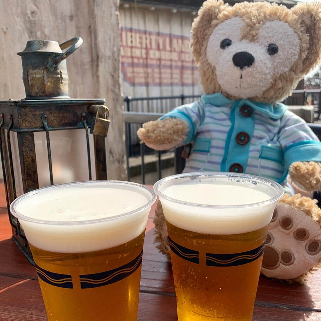 大見さなえさんのインスタグラム写真 - (大見さなえInstagram)「ディズニーシー😍夢の国での ビール最高🤤🍻💓 ・ 今回は大好きなダッフィコーデで🐻🌸 シーで必ず食べるのが、ポップコーンの ミルクチョコレート味とハニー味🍯🍿 常につまみながら歩けるのと、珍しいフレーバーだから ここぞと2回ずつ食べた😂🍯 ・ あとはスモークターキーレッグ、うきわまん ホライズンベイのハンバーグセットなど☺️💓 ・ シーだったらお酒もあるから、大人の楽しみ方もできる🍻 同じ理系クラスだった友達と(*^^*) ・ 平日に行ったからアトラクションもタワー・オブ・テラー レイジングスピリッツ、ニモ&フレンズシーライダーなど 5ヶ所以上乗れた😳🌸 ・ #スモークターキーレッグ #ターキーレッグ #ディズニーシー #disneysea #夢の国 #食べ歩き #ビール #昼間からビール #めぐログ_舞浜 #東京ディズニーシー #ダッフィー #ダッフィーコーデ」4月27日 11時05分 - tabe_megumi