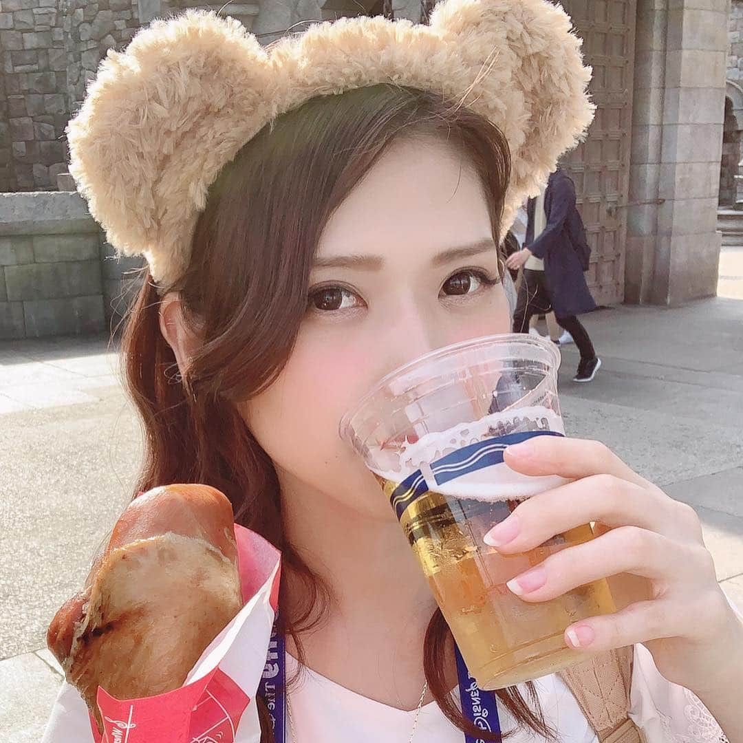 大見さなえさんのインスタグラム写真 - (大見さなえInstagram)「ディズニーシー😍夢の国での ビール最高🤤🍻💓 ・ 今回は大好きなダッフィコーデで🐻🌸 シーで必ず食べるのが、ポップコーンの ミルクチョコレート味とハニー味🍯🍿 常につまみながら歩けるのと、珍しいフレーバーだから ここぞと2回ずつ食べた😂🍯 ・ あとはスモークターキーレッグ、うきわまん ホライズンベイのハンバーグセットなど☺️💓 ・ シーだったらお酒もあるから、大人の楽しみ方もできる🍻 同じ理系クラスだった友達と(*^^*) ・ 平日に行ったからアトラクションもタワー・オブ・テラー レイジングスピリッツ、ニモ&フレンズシーライダーなど 5ヶ所以上乗れた😳🌸 ・ #スモークターキーレッグ #ターキーレッグ #ディズニーシー #disneysea #夢の国 #食べ歩き #ビール #昼間からビール #めぐログ_舞浜 #東京ディズニーシー #ダッフィー #ダッフィーコーデ」4月27日 11時05分 - tabe_megumi