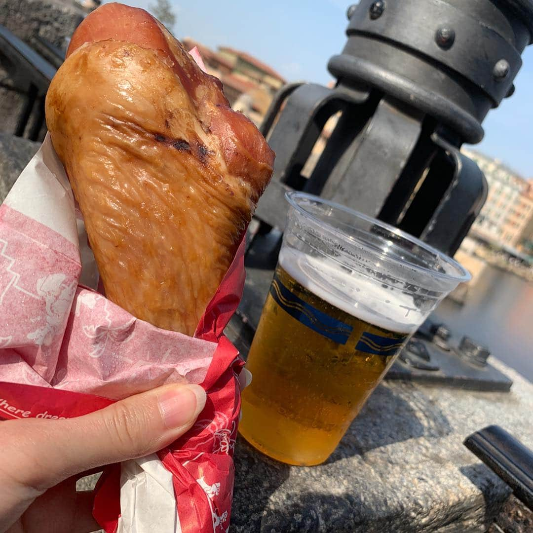 大見さなえさんのインスタグラム写真 - (大見さなえInstagram)「ディズニーシー😍夢の国での ビール最高🤤🍻💓 ・ 今回は大好きなダッフィコーデで🐻🌸 シーで必ず食べるのが、ポップコーンの ミルクチョコレート味とハニー味🍯🍿 常につまみながら歩けるのと、珍しいフレーバーだから ここぞと2回ずつ食べた😂🍯 ・ あとはスモークターキーレッグ、うきわまん ホライズンベイのハンバーグセットなど☺️💓 ・ シーだったらお酒もあるから、大人の楽しみ方もできる🍻 同じ理系クラスだった友達と(*^^*) ・ 平日に行ったからアトラクションもタワー・オブ・テラー レイジングスピリッツ、ニモ&フレンズシーライダーなど 5ヶ所以上乗れた😳🌸 ・ #スモークターキーレッグ #ターキーレッグ #ディズニーシー #disneysea #夢の国 #食べ歩き #ビール #昼間からビール #めぐログ_舞浜 #東京ディズニーシー #ダッフィー #ダッフィーコーデ」4月27日 11時05分 - tabe_megumi