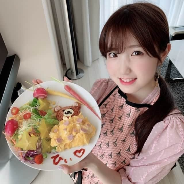 IZ*ONEさんのインスタグラム写真 - (IZ*ONEInstagram)「위즈원 안녕~!! 잘 지내고 있어요?? 저는 요즘 요리가 하고 싶어서.... 그러니까 오므라이스를 만들었어~~😊🍳 ⠀⠀⠀ 어때?? 귀엽죠🧸 저 계란 너무 좋아~~!!!! 다음은 뭐 만들까~~😌💭 ⠀⠀⠀ 그리고 이 귀고리도 제가 만들었어용~ 계란 사랑해~~~🙋 ♀️ ⠀⠀⠀ ⠀⠀⠀ WIZ*ONE! こんにちは😀 みなさんお元気ですか〜？？ ⠀⠀⠀ 私は最近料理がしたくてですね。。 卵が大好きなのでオムライスを作りました🍳 ⠀⠀⠀ どうですか〜？可愛いでしょ🧸💕 次は何を作ろうかな〜？？ ⠀⠀⠀ そしてこのイヤリングも 私が作りました〜😇✨ ⠀⠀⠀ たまごLOVE~~🥚 ⠀⠀⠀ ⠀⠀⠀ #히토미 #ひとみ #本田仁美 #IZONE #아이즈원 #アイズワン」4月27日 11時17分 - official_izone