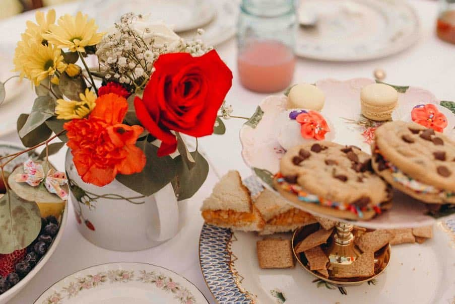 コリー・ロバートソンさんのインスタグラム写真 - (コリー・ロバートソンInstagram)「This past weekend we had a tea party to celebrate @marykaterob graduating college and my niece @allykmoore graduating high school 🌸If you haven’t had a tea party lately with all of your girlfriends, I highly recommend it! Pull out your grandma’s china, buy a tub of chicken salad from Newks and make little sandwiches, pick up a dessert from your local bakery and some different flavored teas and sugar sticks, throw on a hat and have a party!! We even wrapped a maypole, which was more fun than I expected, but you don’t have to go that far, ha!@marykaterob and @allykmoore we loved celebrating you!! So excited for this next chapter of your lives. Love you both! 💗💗」4月27日 11時09分 - bosshogswife