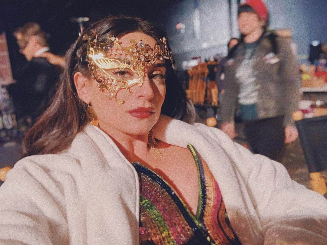 Ana Brenda Contrerasのインスタグラム：「#LaCristal en Perra y los Flores are in town .  New dynasty Episode aired tonight, thoughts? I’m reading 👀 @cw_dynasty」