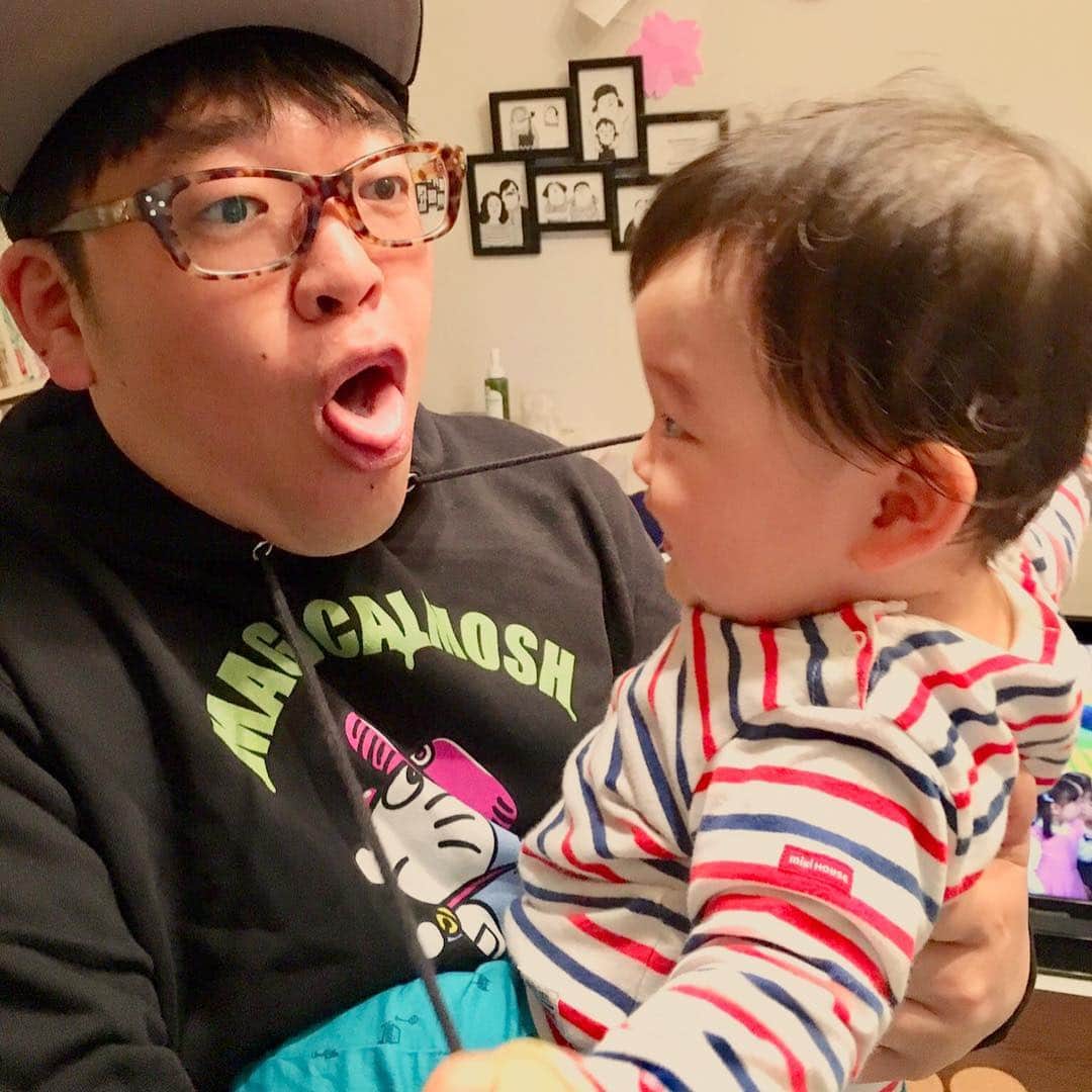 山西章博のインスタグラム：「嬉々として親父の首を絞める。 #赤ちゃん #嫡男 #せがれ #首絞め #前で結んでたら危なかった #殺す気か #楽しそう #耳だけ似てる #耳以外も似て来た #これ以上似るな #ママリ#パパリ#ベビフル#ベビリトル#コドモノ#mamanoko#コノビー#mamanokoカメラ部#mamanokoギフトキャンペーン#コドモダカラ」
