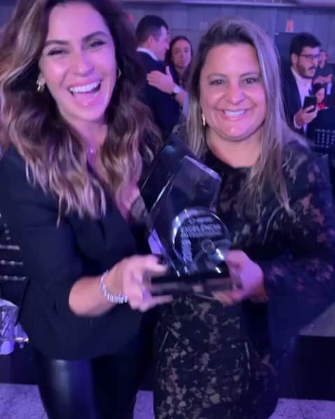 Giovanna Antonelliのインスタグラム：「Foi lindo! Foi feliz! A gente ama o que faz e esse é só o começo!!!! Né @dracarla.sarni ???? 🏆  Obrigada a toda nossa Equipe , nossos franqueados, nada seria possível sem a garra de todos vcs!!!!!! 👊🏿♥️ #premiodestaqueabf @giolaseroficial」