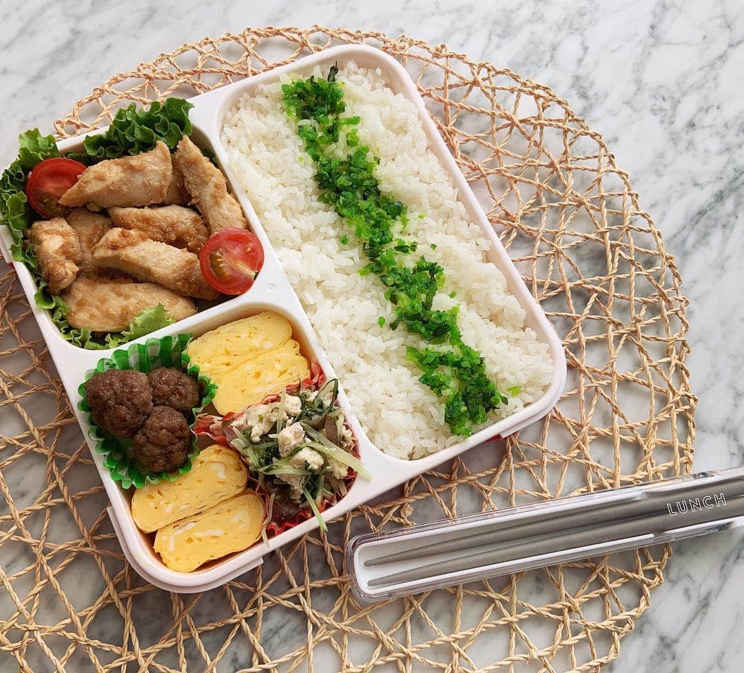 本田しおりのインスタグラム：「#今日のお弁当  #鶏胸肉のジンジャー漬け焼き#甘い卵焼き#ミートボール#水菜と柴漬けの白和え#青しその実  #お弁当 #本田弁当 #旦那さん弁当」