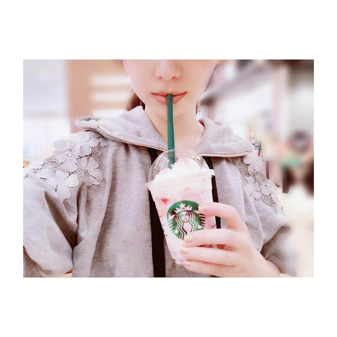 小河結香さんのインスタグラム写真 - (小河結香Instagram)「🥤🍓🌸💖 #ストロベリーベリーマッチフラペチーノ #ホワイト #期間限定 #春メニュー #限定に弱い #やっぱスタバは美味しい」4月27日 11時26分 - yun2world