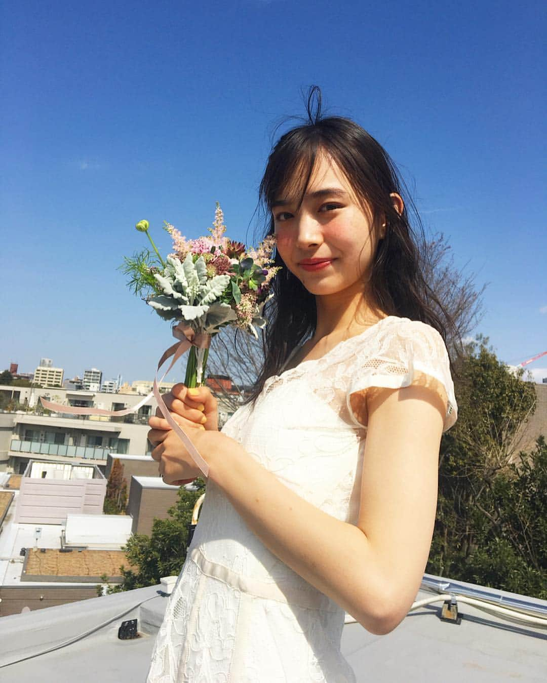 井桁弘恵さんのインスタグラム写真 - (井桁弘恵Instagram)「ㅤㅤㅤㅤㅤㅤㅤㅤㅤㅤㅤㅤㅤ お知らせ💐 発売中の#MORE 6月号 #smart 6月号に出させていただいています❤︎ ぜひ、チェックしてみてくださいね🌸 ㅤㅤㅤㅤㅤㅤㅤㅤㅤㅤㅤㅤㅤ いよいよ今日からGW！ 何しようかな〜〜 GW旅行する方が多いのかな、、！」4月27日 11時22分 - igetahiroe23