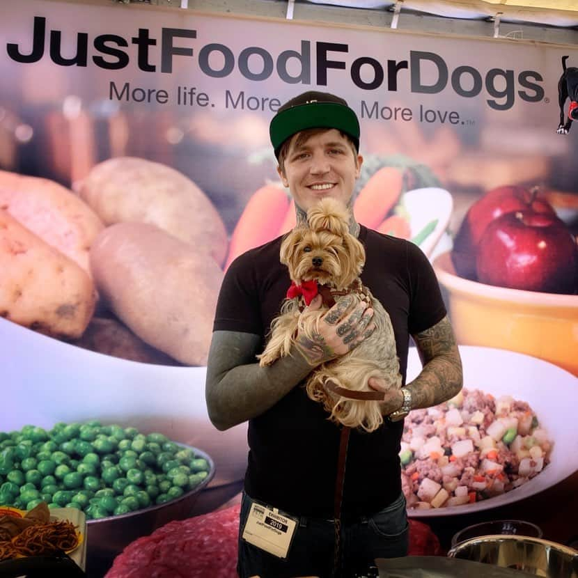 Kodie Bearさんのインスタグラム写真 - (Kodie BearInstagram)「❤️Kris👨🏻‍🍳@justfoodfordogs did the Cooking for all of us pups 🐶🐶🐶 at the Pet Expo today!❤️」4月27日 11時28分 - kodietheyorkie