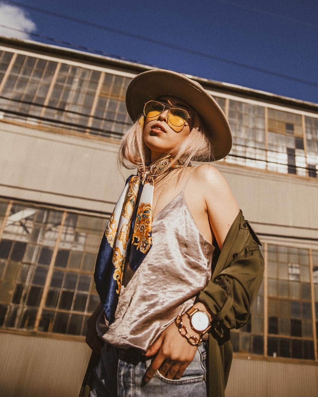 AikA♡ • 愛香 | JP Blogger • ブロガーのインスタグラム：「Rain or shine, I love me a good pair of colored sunglasses 💛  Always keep at least three pairs in my bag & most of the time I find missing sunnies in my jackets 😎Does that happen to you too? 😏 ..... ▸ 📷: @bethanymarieco 👑 #hmxme #psgirls #lackofcolor #dvf #aldocrew #moodyports #seattle」