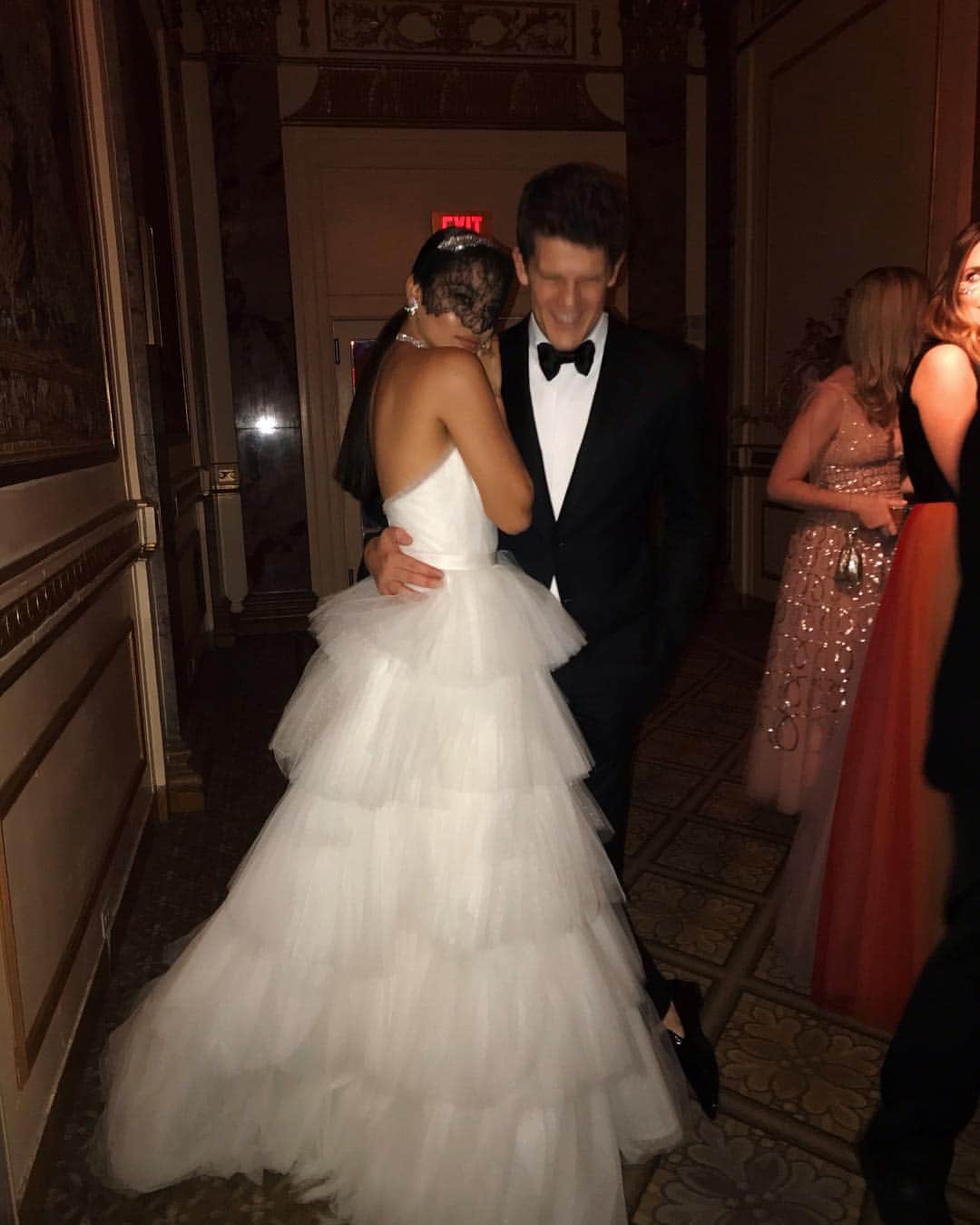 シャニーナ・シャイクのインスタグラム：「Thank you for dressing me tonight 💋❤️ adore you Wes ! @wesgordon @carolinaherrera #savevenice」