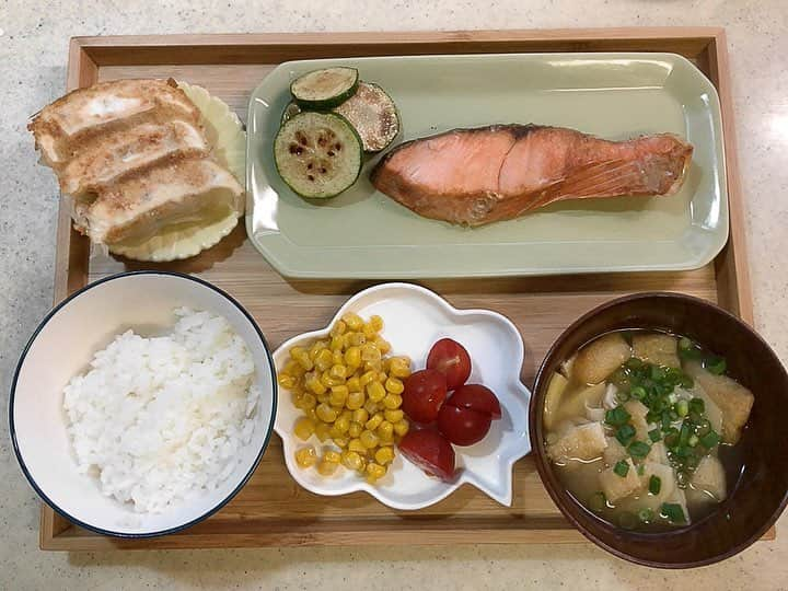 SHINOBUさんのインスタグラム写真 - (SHINOBUInstagram)「🍽朝ごはん🍽 🍽昨日の晩御飯🍽 簡単すぎる 😅😅😅 手抜き料理 #料理  #２児のママ  #晩御飯の記録  #ママリ  #cooking」4月27日 11時47分 - shino_boo81