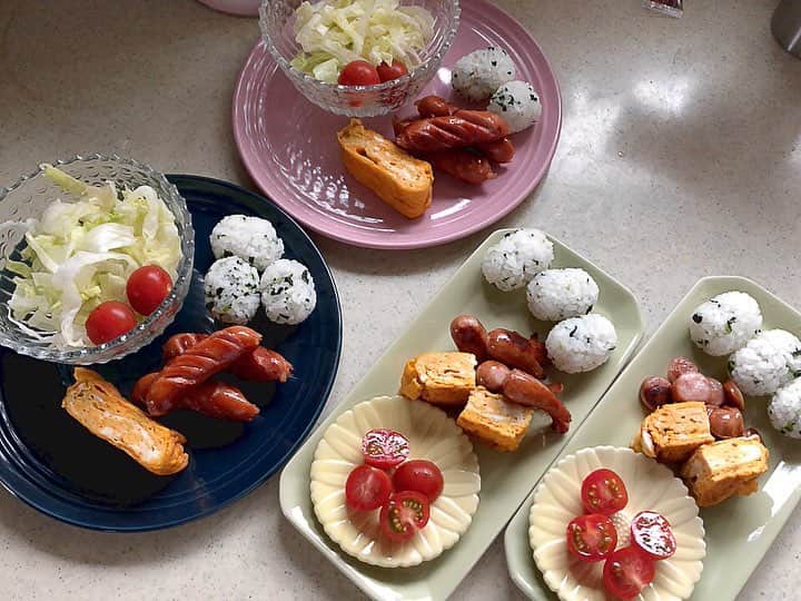 SHINOBUさんのインスタグラム写真 - (SHINOBUInstagram)「🍽朝ごはん🍽 🍽昨日の晩御飯🍽 簡単すぎる 😅😅😅 手抜き料理 #料理  #２児のママ  #晩御飯の記録  #ママリ  #cooking」4月27日 11時47分 - shino_boo81