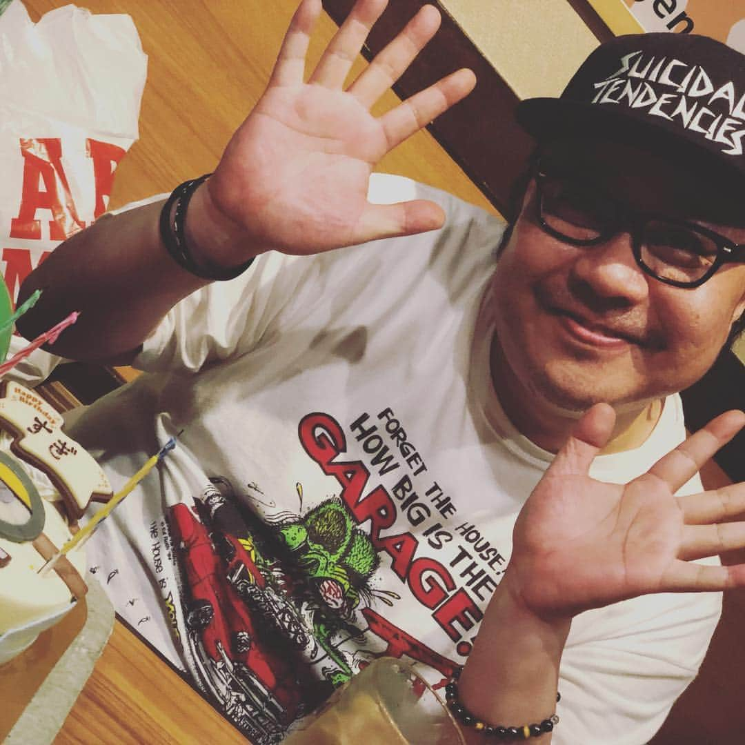 小石田純一さんのインスタグラム写真 - (小石田純一Instagram)「我が家杉山さん。お誕生日おめでとうございました！  #我が家杉山 さん #お笑い芸人 #芸人 #誕生日 #誕生日ケーキ #バースデー #バースデーケーキ」4月27日 11時48分 - koishida.trendy