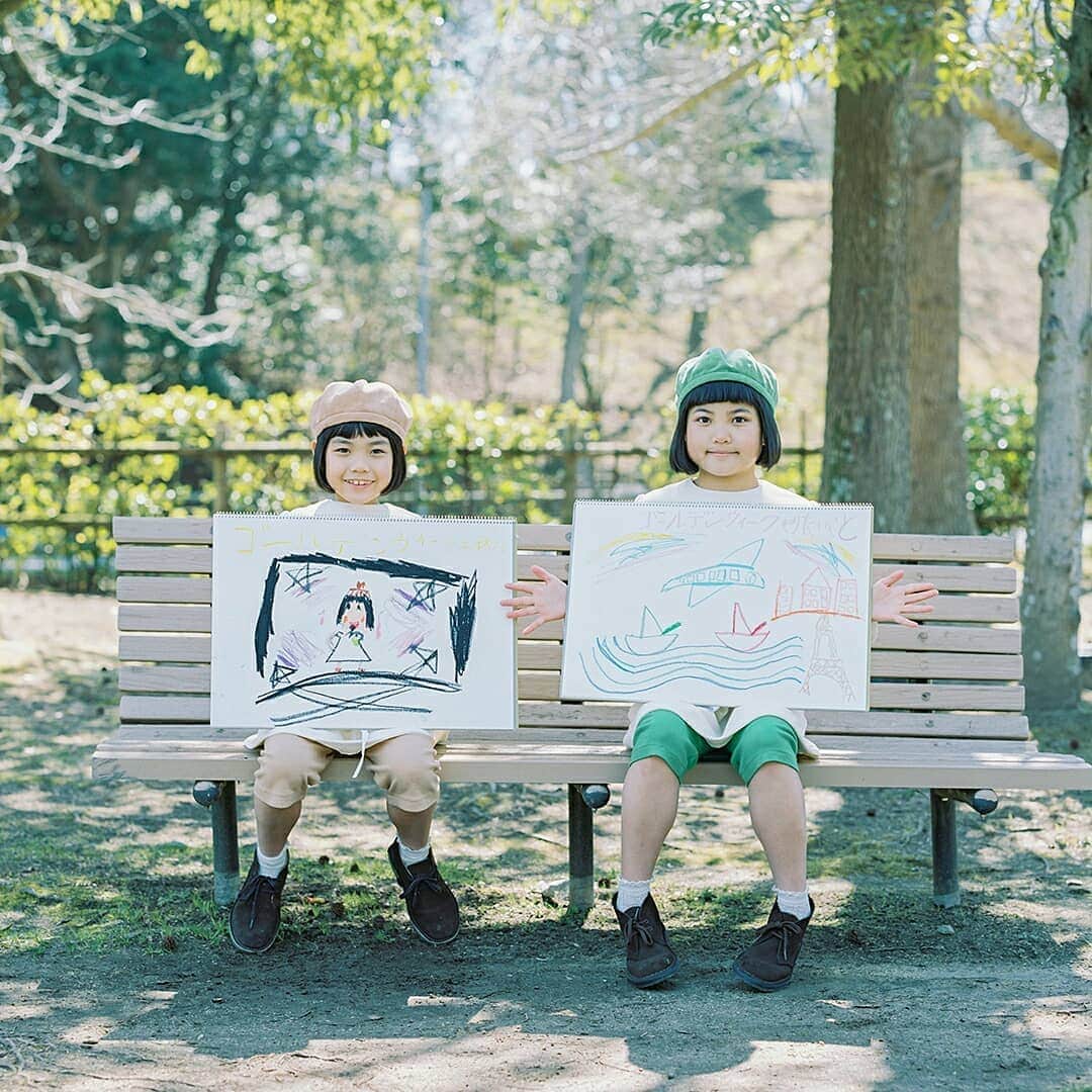 のインスタグラム：「今日からゴールデンウィークのはじまりはじまり～。なにしてあそぼう？お絵描きしながら考えてみたよ。 . #ムギちゃんは #カラオケに #ハマってるみたい #ゴールデンウィーク #GW #連休初日 #お絵描き #こども #遊び #play #家族 #family . #💚 #グリーンダカラ #ダカラちゃんムギちゃんの季節のおたより」