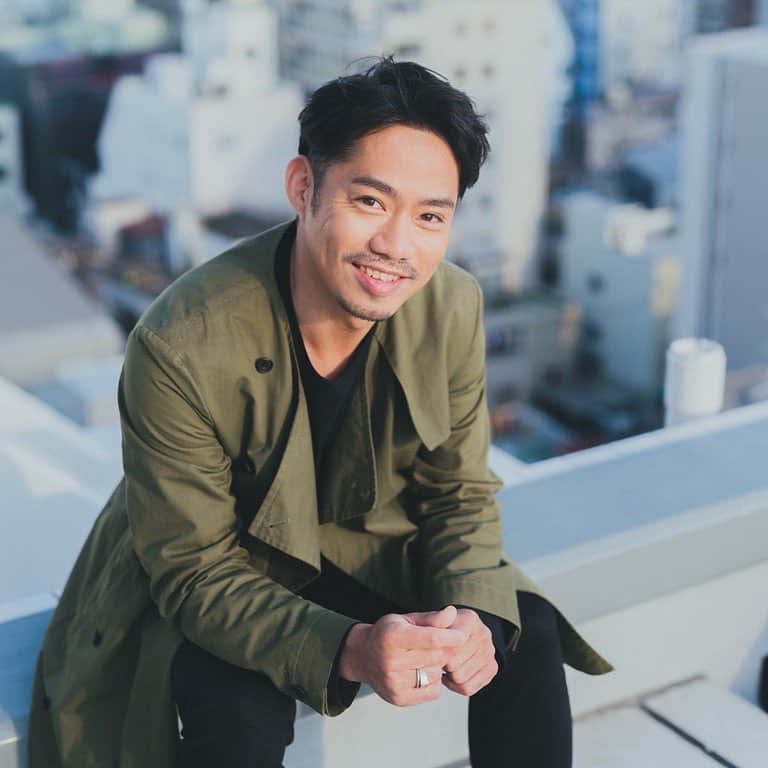 Locariのインスタグラム：「【予告】3月に掲載し、大好評をいただいていたフィギュアスケーター髙橋大輔選手の特集企画。なんとLOCARI読者の熱いアンコールにお応えして、髙橋選手がLOCARIに再登場！メイキング🎬もチェックです😆  https://locari.jp/posts/384831  #髙橋大輔 #高橋大輔 #daisuketakahashi #locari #フィギュアスケート」