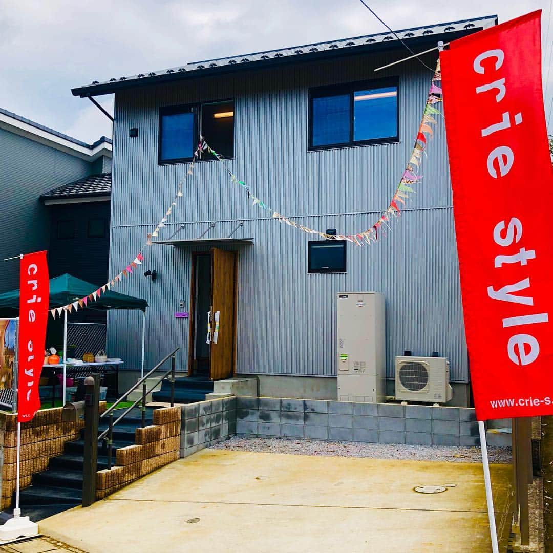 crie style クリエすずき建設のインスタグラム：「GWスタートと同時に、クリエすずき建設、完成見楽会 スタートしました！！ 天候も回復してきました∠( 'ω')／ヤッター 本日、17時まで開催しております！ ご来場される皆さま、お気をつけてお越しくださいませ。 皆様のご来場、お待ちしております！ (広報 丸山)  #完成見学会#見楽会 #木の家#珪藻土 #セカンドリビング #ルーフバルコニー#豊四季 #戸建て#注文住宅 #バリアフリー #セカンドライフ #ユニバーサルデザイン #新築#リノベーション #リフォーム #ライフスタイル #住まいづくり #楽しく人生をデザイン #criestyle #クリエスタイル #crie#クリエ #すずき建設 #クリエすずき建設 #クリエすずき #工務店#柏市#柏」