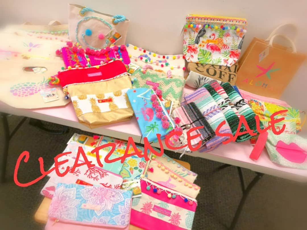 Moco Lima Hawaiiさんのインスタグラム写真 - (Moco Lima HawaiiInstagram)「***Thank you Sale 4/26 - 5/5  13:00-18:00 *** Moco Lima Hawaii １番人気 アロハトート♡　 定価 $70 のところ 今だけ $29 販売中です。使い勝手のよいキャンバス素材なのでちょこっとお出かけにぴったりです。 ランチバックやOLさんのセカンドバックに人気です♡　お色は2種類ございます。日本への発送も対応させて頂いておりますので、ぜひこの機会をお見逃しなく〜😆 #thankyou#sale#clearance#golden#week#hawaii#beach#ocean#nature#totebag#aloha#mocolima#designer#handmade#Photography#instadairy#mylife#canvas#music#ハワイみやげ#アロハガール#モコリマハワイ#セール開催中」4月27日 11時56分 - mocolimahawaii