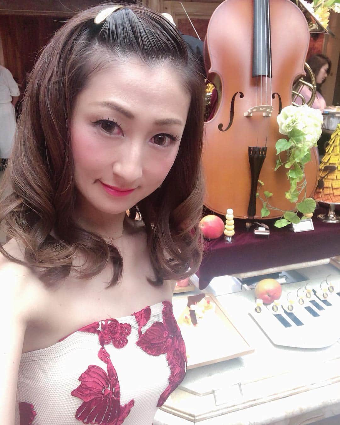 彩耶さんのインスタグラム写真 - (彩耶Instagram)「ザ・リッツカールトン大阪 で開催される #マンゴー尽くし のデザートブッフェ🧡 ・ その お披露目会の続きです✨ お写真横に👆➡︎swipeしてね ・ この日は 真っ赤なお花の刺繍があしらわれたワンピ〜❤️ お花が浮き上がったように見えて可愛いんです🌼 ・ 素敵なホテルにお出掛けする時は、やっぱり少し おめかししたいんですよね😊💕 ・ ・ オーケストラがテーマとなった🎻 第一楽章 『マンゴー・パッショナート 🥭』 ・ 色鮮やかなマンゴーを使った "スイーツ&セイヴォリー" どれも美味しすぎました😋💕 ・ 皆さんにも是非、オーケストラをテーマにした世界観🎻と芳醇なマンゴー🥭 のお味に、酔いしれて頂きたいです😌✨ ・ いつも素敵なお披露目会にお招き頂き ありがとうございます🙏✨ おみやげに可愛いショコラまで🎻💓 ・ フォトグラファーでライターのゆきこさん @yukico_twingram とは毎回お席がお隣で、ほんと楽しいっ😆💕 フォトスタイリング講座の講師もしてらっしゃって、ほんとどのお写真も素敵すぎてため息でちゃう🙈💞 是非、皆さんも見に行ってみて下さいね❣️きっと釘付けになっちゃいますよ😍 ・ 大好きなお友達にも逢えて、幸せな時間でした😌✨ ・ ・ #お気に入りマンゴー #マンゴーパッショナート のタグを付けて投稿してみてくださいね❣️ ・ 次回の デザートブッフェ 第2楽章 『ピーチ・カンタービレ🍑』に抽選でご招待🙌💕 ・ 是非 皆さんも @ritzcarlton.osaka に足を運んでみてくださいね❣️ ・ ・ 期間  5/7(火) 〜 9/30(月) 場所  1階 イタリア料理 スプレンディード🇮🇹 予約  06-6343-7020 https://www.ritz-carlton.co.jp/information/1376/ ♡ ♡ #ザリッツカールトン大阪#リッツカールトン大阪#theritzcarltonosaka#ritzcarltonosaka#ritzcarlton#サマーデザートブッフェ#デザートブッフェ#アフタヌーンティー#マンゴー#ピーチ #ゴールデンウィーク#GW#10連休 #モデル#model#神戸#kobe#インスタグラム#インスタ#instagram#インフルエンサー#インスタグラマー#私#me」4月27日 12時06分 - 3aya11