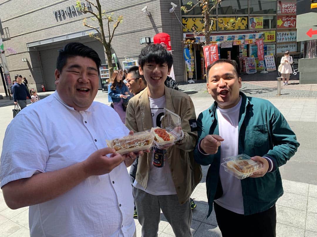 池田真一のインスタグラム：「たこ焼き部！ 芸人が焼くたこ焼き屋オープンしました！ 芸人のお客さん第1号！ ジュリエッタ井尻さん、ミルクボーイ内海さん、もっち来てくれました！ 僕もまた13時頃顔出します！」