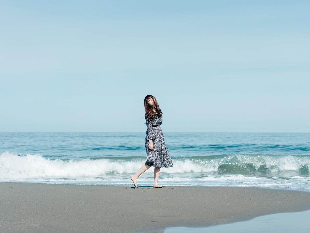 haraoのインスタグラム：「海に呼ばれて . . . #sonya7riii #sonyalpha . #as_archive #indies_gram #hueart_life #good_portraits_world #ig_phos #indy_photolife #screen_archive #Rox_Captures #jp_mood #team_jp_ #IGersJP #RECO_ig #Lovers_Nippon_Portrait #art_of_japan_ #japan_daytime_view #daily_photo_jpn #bestjapanpics #tokyocameraclub #jp_portrait部 #透明 #エモい #ポートレート撮影 #光と影 #スクリーンに恋して #写真が好きな人と繋がりたい #被写体募集」