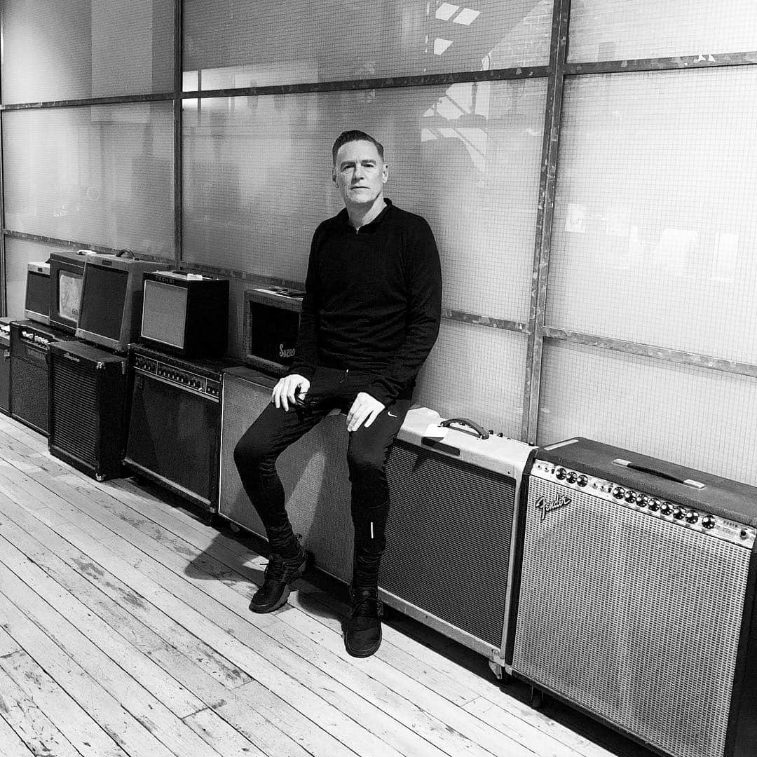 ブライアン・アダムスのインスタグラム：「The “wall of sound” at the @thewarehousestudio. Loads of little amp combos to crank up, if you like electric guitars 🎸 #bryanadamsshinealight」