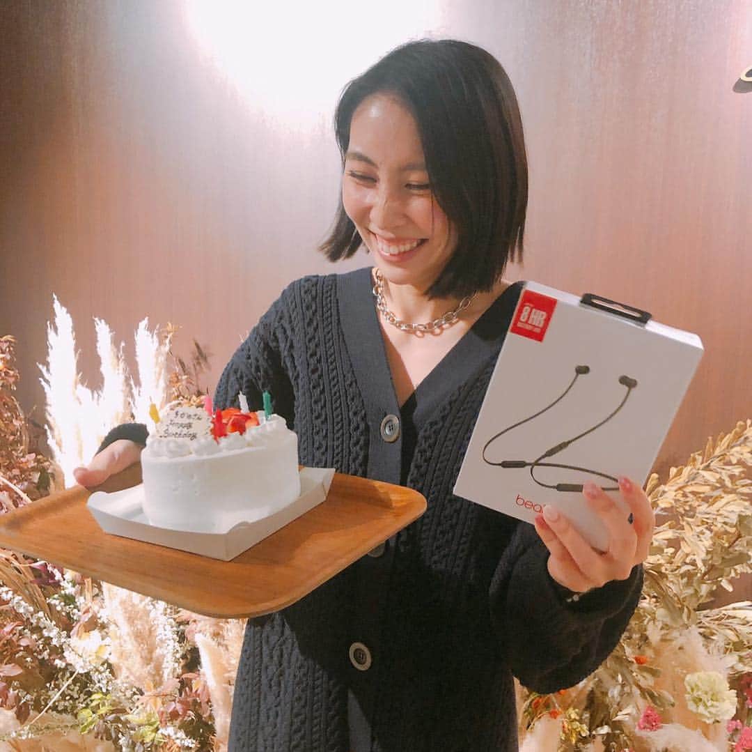 のインスタグラム：「4/23に26歳になりました！メンバー、友達、会社の方、沢山の方にお祝いして頂いて幸せいっぱい🥳 ジャカルタから帰国して1年、環境が180°変わった激動の1年でした！平成が終わり令和になりますが、自分自身が常にアップデートし続けられるように頑張ります♪ ※最後に一緒に映ってるのは残念ながら彼氏ではありませんw」