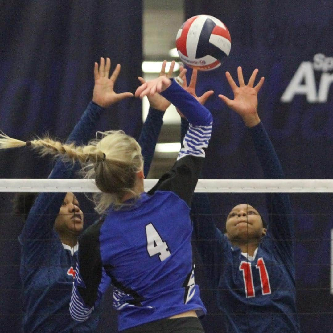 USA Volleyballさんのインスタグラム写真 - (USA VolleyballInstagram)「Who wins the point? Click our bio 🔗 for live 🎥 stream that starts back up at 8 am CT on Saturday morning. #GJNC18」4月27日 12時15分 - usavolleyball