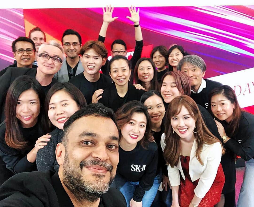 メロディー・モリタさんのインスタグラム写真 - (メロディー・モリタInstagram)「With my beloved @SKII Family!☺️❤️ It was an absolute honor spending this past month with the sweetest and inspiring individuals from Japan, US, Singapore, UK, Australia, and more!🇯🇵🇺🇸🇸🇬🇬🇧🇦🇺 This all began on the day the new imperial era "Reiwa" (signifying order and harmony) was announced, and I'm so thankful for each and every person I got to encounter through this extensive project. Thank you so much!!🙏 As I shared the other day on my IG stories, there's currently the "SK-II Future X" going on at Isetan Shinjuku until 4/30 where you can discover and experience the future of skin care through the latest technology including AI!✨ I hope those of you in Tokyo stop by for a super fun and innovative experience!😆🙌 * 大切なSK-IIファミリーの皆さんと!!💖 今回は日本、アメリカ、シンガポール、イギリス、オーストラリアなど世界各国から集まった私の尊敬する方々、そして優秀な121名の皆様と一つの大きなプロジェクトを楽しく作り上げることができ、出会えた一人ひとりに感謝の気持ちでいっぱいです☺️✨ 新元号「令和」が発表された日に始まり、日本での忘れられない素敵な想い出となりました。本当に有難うございました!!🎀 そして先日ストーリーでもシェアしましたが、伊勢丹新宿では「SK-II Future X」が4/24〜4/30 に開催されています！日本初のAIを活用した肌測定体験、次世代のスキンケア体験、180度セルフィーブースなどなど、楽しい体験スペースがいっぱいです。この機会に是非お立ち寄りください！😊🌟 #MelodeeinJapan #skii #futurebyskii #isetan_beauty」4月27日 12時26分 - melodeemorita