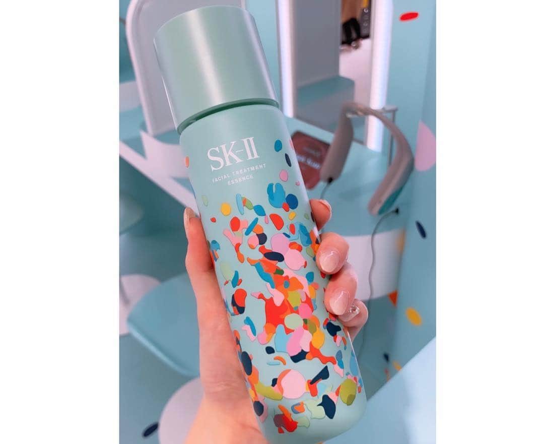 メロディー・モリタさんのインスタグラム写真 - (メロディー・モリタInstagram)「With my beloved @SKII Family!☺️❤️ It was an absolute honor spending this past month with the sweetest and inspiring individuals from Japan, US, Singapore, UK, Australia, and more!🇯🇵🇺🇸🇸🇬🇬🇧🇦🇺 This all began on the day the new imperial era "Reiwa" (signifying order and harmony) was announced, and I'm so thankful for each and every person I got to encounter through this extensive project. Thank you so much!!🙏 As I shared the other day on my IG stories, there's currently the "SK-II Future X" going on at Isetan Shinjuku until 4/30 where you can discover and experience the future of skin care through the latest technology including AI!✨ I hope those of you in Tokyo stop by for a super fun and innovative experience!😆🙌 * 大切なSK-IIファミリーの皆さんと!!💖 今回は日本、アメリカ、シンガポール、イギリス、オーストラリアなど世界各国から集まった私の尊敬する方々、そして優秀な121名の皆様と一つの大きなプロジェクトを楽しく作り上げることができ、出会えた一人ひとりに感謝の気持ちでいっぱいです☺️✨ 新元号「令和」が発表された日に始まり、日本での忘れられない素敵な想い出となりました。本当に有難うございました!!🎀 そして先日ストーリーでもシェアしましたが、伊勢丹新宿では「SK-II Future X」が4/24〜4/30 に開催されています！日本初のAIを活用した肌測定体験、次世代のスキンケア体験、180度セルフィーブースなどなど、楽しい体験スペースがいっぱいです。この機会に是非お立ち寄りください！😊🌟 #MelodeeinJapan #skii #futurebyskii #isetan_beauty」4月27日 12時26分 - melodeemorita