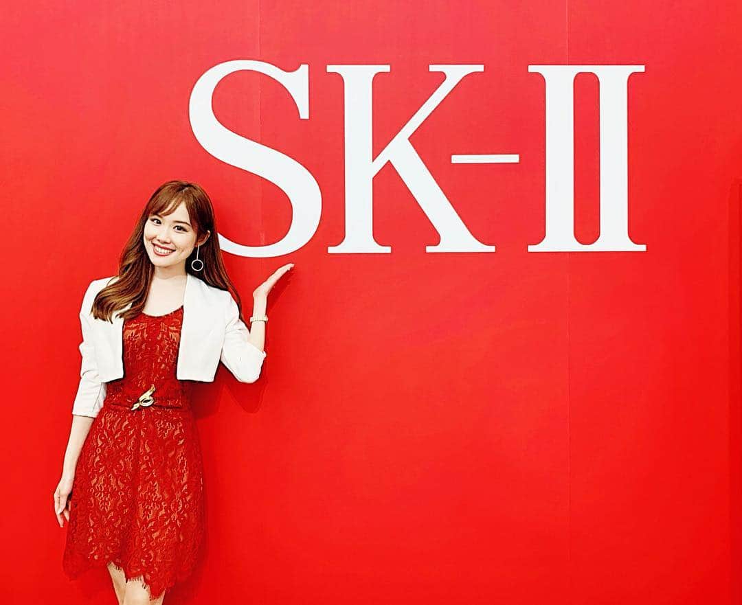 メロディー・モリタさんのインスタグラム写真 - (メロディー・モリタInstagram)「With my beloved @SKII Family!☺️❤️ It was an absolute honor spending this past month with the sweetest and inspiring individuals from Japan, US, Singapore, UK, Australia, and more!🇯🇵🇺🇸🇸🇬🇬🇧🇦🇺 This all began on the day the new imperial era "Reiwa" (signifying order and harmony) was announced, and I'm so thankful for each and every person I got to encounter through this extensive project. Thank you so much!!🙏 As I shared the other day on my IG stories, there's currently the "SK-II Future X" going on at Isetan Shinjuku until 4/30 where you can discover and experience the future of skin care through the latest technology including AI!✨ I hope those of you in Tokyo stop by for a super fun and innovative experience!😆🙌 * 大切なSK-IIファミリーの皆さんと!!💖 今回は日本、アメリカ、シンガポール、イギリス、オーストラリアなど世界各国から集まった私の尊敬する方々、そして優秀な121名の皆様と一つの大きなプロジェクトを楽しく作り上げることができ、出会えた一人ひとりに感謝の気持ちでいっぱいです☺️✨ 新元号「令和」が発表された日に始まり、日本での忘れられない素敵な想い出となりました。本当に有難うございました!!🎀 そして先日ストーリーでもシェアしましたが、伊勢丹新宿では「SK-II Future X」が4/24〜4/30 に開催されています！日本初のAIを活用した肌測定体験、次世代のスキンケア体験、180度セルフィーブースなどなど、楽しい体験スペースがいっぱいです。この機会に是非お立ち寄りください！😊🌟 #MelodeeinJapan #skii #futurebyskii #isetan_beauty」4月27日 12時26分 - melodeemorita