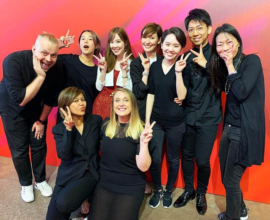 メロディー・モリタさんのインスタグラム写真 - (メロディー・モリタInstagram)「With my beloved @SKII Family!☺️❤️ It was an absolute honor spending this past month with the sweetest and inspiring individuals from Japan, US, Singapore, UK, Australia, and more!🇯🇵🇺🇸🇸🇬🇬🇧🇦🇺 This all began on the day the new imperial era "Reiwa" (signifying order and harmony) was announced, and I'm so thankful for each and every person I got to encounter through this extensive project. Thank you so much!!🙏 As I shared the other day on my IG stories, there's currently the "SK-II Future X" going on at Isetan Shinjuku until 4/30 where you can discover and experience the future of skin care through the latest technology including AI!✨ I hope those of you in Tokyo stop by for a super fun and innovative experience!😆🙌 * 大切なSK-IIファミリーの皆さんと!!💖 今回は日本、アメリカ、シンガポール、イギリス、オーストラリアなど世界各国から集まった私の尊敬する方々、そして優秀な121名の皆様と一つの大きなプロジェクトを楽しく作り上げることができ、出会えた一人ひとりに感謝の気持ちでいっぱいです☺️✨ 新元号「令和」が発表された日に始まり、日本での忘れられない素敵な想い出となりました。本当に有難うございました!!🎀 そして先日ストーリーでもシェアしましたが、伊勢丹新宿では「SK-II Future X」が4/24〜4/30 に開催されています！日本初のAIを活用した肌測定体験、次世代のスキンケア体験、180度セルフィーブースなどなど、楽しい体験スペースがいっぱいです。この機会に是非お立ち寄りください！😊🌟 #MelodeeinJapan #skii #futurebyskii #isetan_beauty」4月27日 12時26分 - melodeemorita