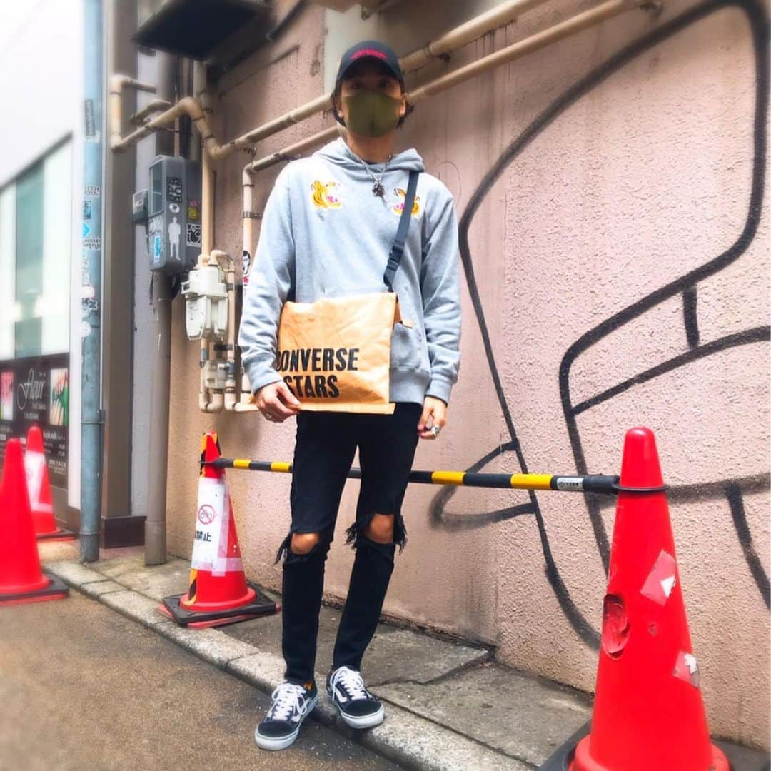 矢野聖人さんのインスタグラム写真 - (矢野聖人Instagram)「とある日のスタイル  #ootd #fashion #vans #oldskool #conversestars #converse #beams #cheapmonday #skinnyjeans #hoodie #silver #nosa #スキニー #パーカー #バンズ #サコッシュ #コンバース  #yanomasato #矢野聖人」4月27日 12時26分 - masato_yano