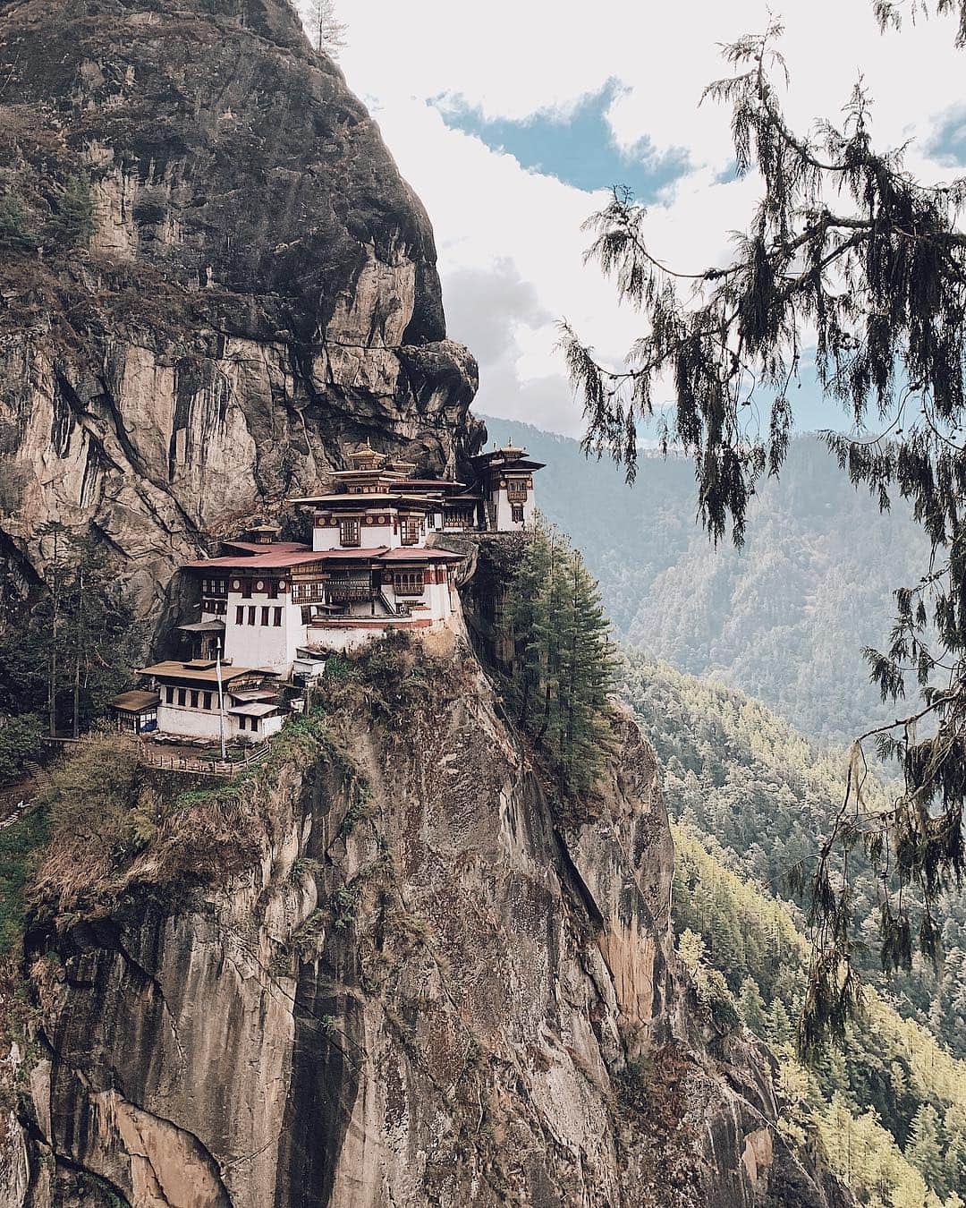 のインスタグラム：「Tiger’s Nest.  山を2時間掛けて登った崖の上に佇む寺。  タクツァン僧院。  ここの場所に入る前に滝を通るのだが、その滝は異次元への結界のように空気を変え、寺の中は宇宙を漂うように意識がフワフワする。  色々な不思議な感覚は伝えられないので、さておき… 「人生いい事ばかりじゃない。」 「喜怒哀楽が人間らしい。」 というのは誰が決めたのか？ 次の次元ではネガティブという事は無いのでは？  陰と陽。  良いとか悪いとかそういう次元ではなく、本当の自分の「心地良さ」とは何かを知る事。  己を知る。  受け入れる。  といった事が頭や体に続々と入ってくる。  仏教、キリスト教、イスラム教… 色んな宗教はあれど、大元を辿れば皆んな同じ事を伝えたがっている。  俺は無宗教だが、自分が身をもって感じた事は信じる。  ただ何かを信じるのではなく自分を信じる事。  自分は色んな命やエネルギーに支えられているから自分を信じてあげられないのは、その食べてきた命や受け取ったエネルギーや愛を信じていないことになる。  箇条書になってしまったが、そんな事をこの場所で一気に感じた。  そして、平成から令和に変わり、次元の変革、変容を終える今年… 自分にとっての変革も確信に変わりました。  このタイミングでブータンに来た理由はブータンに来てから見つかった。  #bhutan #tigersnest」