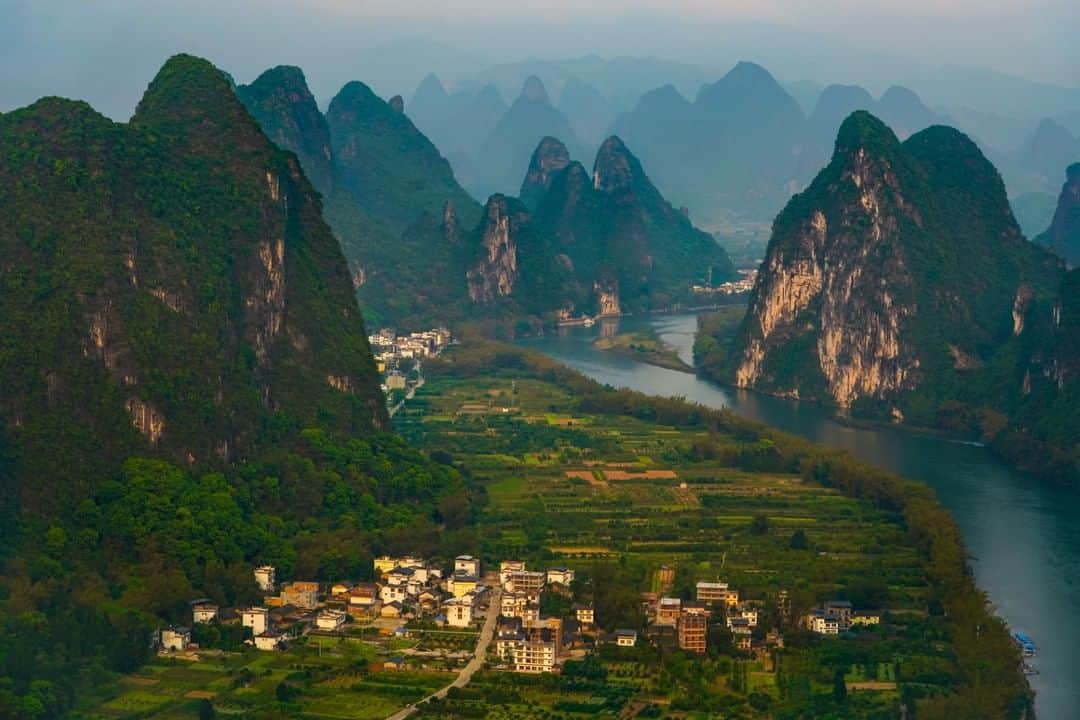 ナショナルジオグラフィックさんのインスタグラム写真 - (ナショナルジオグラフィックInstagram)「Photo by Michael Yamashita @yamashitaphoto | Drama in Guilin: Of all the best known scenic spots in China, perhaps the most famous is Guilin. And in all my years shooting in China (since 1982), I had never been—until this week. This limestone-karst mountain landscape is spectacular in any light. #guilin #xianggong #liriver #yangshuo」4月27日 12時33分 - natgeo