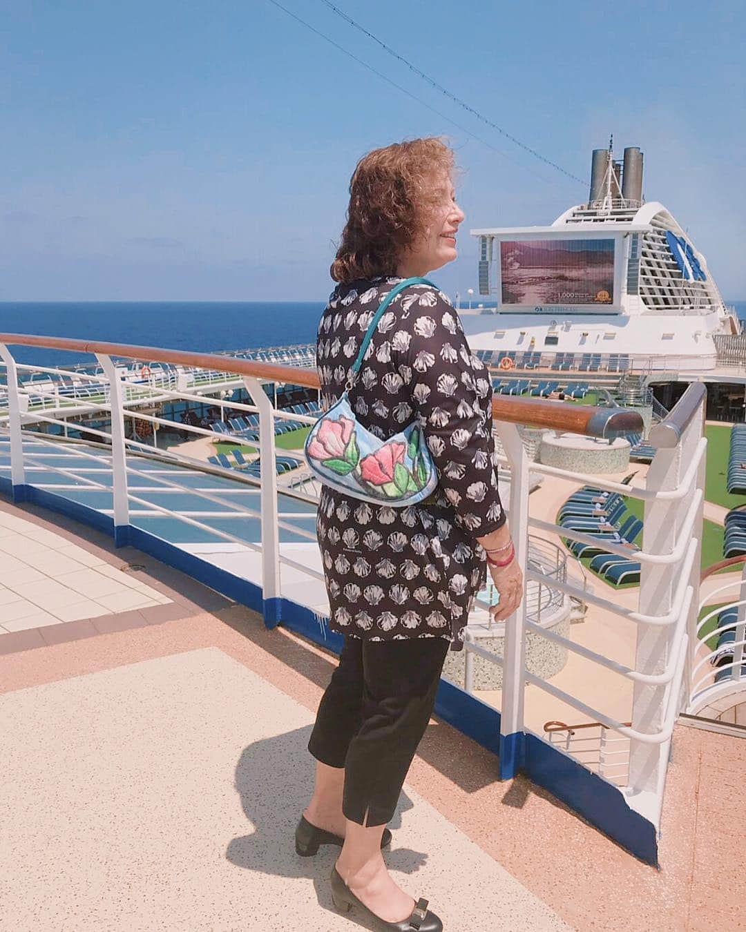 キャシー中島さんのインスタグラム写真 - (キャシー中島Instagram)「*﻿ この旅で活躍したサマーバッグ！﻿ 船に乗ってる皆さんからも﻿ 褒めていただいています。﻿ ﻿ 船の旅も残すところ3泊になりました。﻿ ドバイに28日について29日に船を降り🚢﻿ 30日に日本に帰ります。﻿ あともう少しだけ船旅を楽しみます！﻿ ﻿ #アラビア海 はとても穏やかで﻿ ほとんど揺れを感じません！﻿ プールで泳いでる人は誰もいなくて、﻿ 何人かの方々がパターゴルフを楽しんでいます。﻿ ﻿ 空は青く風は気持ちよく30度以上はあるのにいい感じです。﻿ 老夫婦は仲良くしていますよ。﻿ 昔はこんなに一緒にいると﻿ いつも喧嘩になっていたのにね！﻿ *﻿ #キャシー中島#kathynakajima﻿﻿ #勝野パパ#勝野洋﻿﻿ #夫婦#couple#夫婦旅 ﻿﻿ #JTB#JTBクルーズ﻿﻿ #サンプリンセス#sunprincess ﻿﻿ #クルーズ#船旅 #cruise ﻿﻿ #海上からお送りしております﻿﻿」4月27日 12時33分 - official_kathynakajima