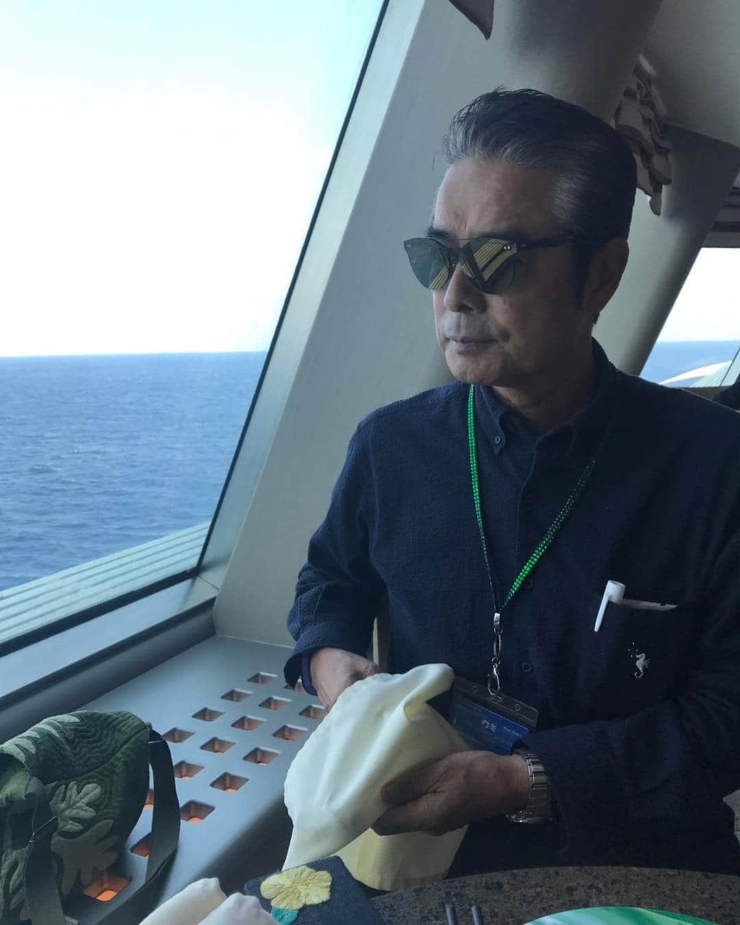 キャシー中島さんのインスタグラム写真 - (キャシー中島Instagram)「*﻿ この旅で活躍したサマーバッグ！﻿ 船に乗ってる皆さんからも﻿ 褒めていただいています。﻿ ﻿ 船の旅も残すところ3泊になりました。﻿ ドバイに28日について29日に船を降り🚢﻿ 30日に日本に帰ります。﻿ あともう少しだけ船旅を楽しみます！﻿ ﻿ #アラビア海 はとても穏やかで﻿ ほとんど揺れを感じません！﻿ プールで泳いでる人は誰もいなくて、﻿ 何人かの方々がパターゴルフを楽しんでいます。﻿ ﻿ 空は青く風は気持ちよく30度以上はあるのにいい感じです。﻿ 老夫婦は仲良くしていますよ。﻿ 昔はこんなに一緒にいると﻿ いつも喧嘩になっていたのにね！﻿ *﻿ #キャシー中島#kathynakajima﻿﻿ #勝野パパ#勝野洋﻿﻿ #夫婦#couple#夫婦旅 ﻿﻿ #JTB#JTBクルーズ﻿﻿ #サンプリンセス#sunprincess ﻿﻿ #クルーズ#船旅 #cruise ﻿﻿ #海上からお送りしております﻿﻿」4月27日 12時33分 - official_kathynakajima